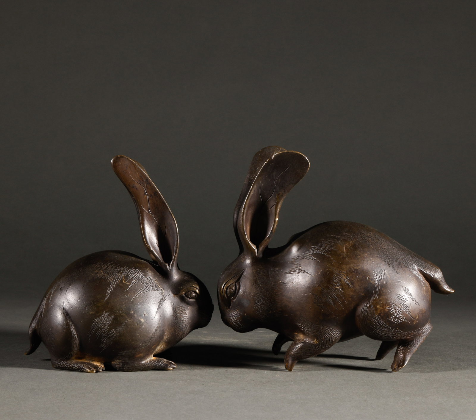 A pair of copper rabbits from the Qing Dynasty, made of copper, returned to China: A pair of Qing Dynasty copper rabbits with a height of 13cm, width of 14cm, and weight of 1693g. The design of the vessel is clever, the details are well handled, the copper color is warm, the patina 