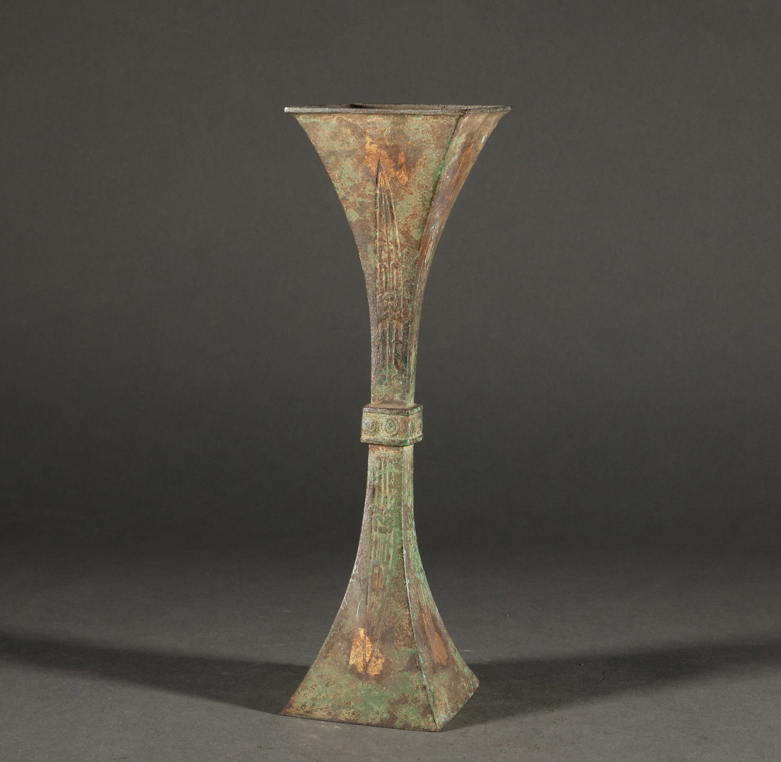 Returning to Qing Dynasty copper square bronze statue: The Qing Dynasty bronze square bronze statue with a height of 25cm, width of cm, and weight of 571g is a masterpiece of Qing Dynasty bronze ware. The design of the vessel is clever, the details are we