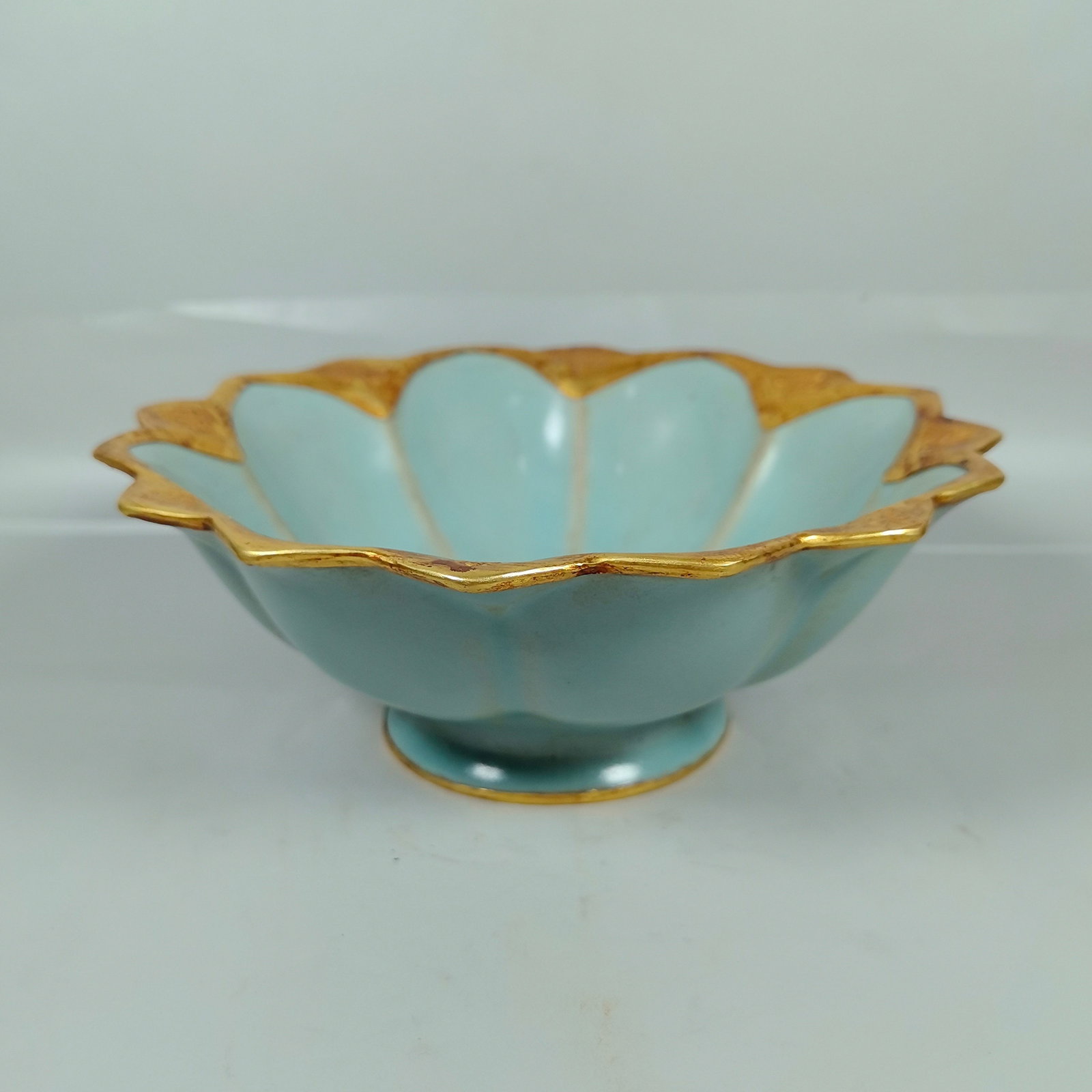 Song Dynasty Ru kiln sky blue glaze wrapped gold flower mouth bowl: Ru ware sky-blue glaze gold-mounted flower-mouth bowl, warm sky-blue glaze, flower-mouth form, gold rim on mouth and foot, elegant glaze color, beautiful vessel form, famous Ru ware piece. Dimensions: