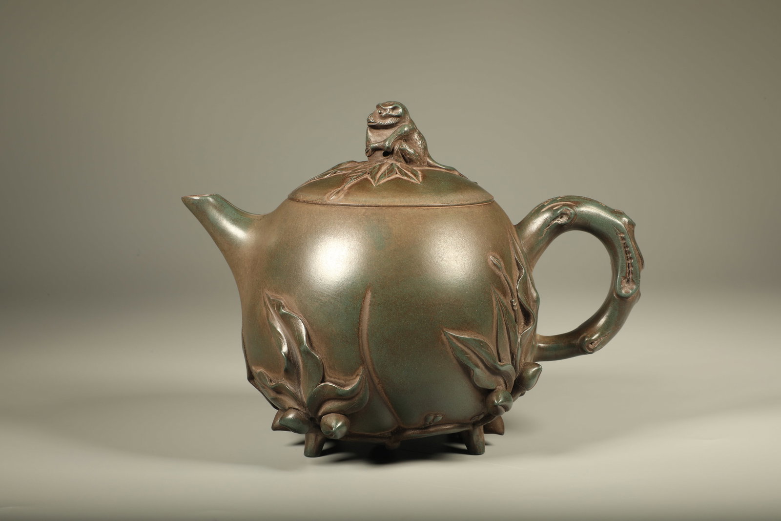 Qing Dynasty Purple Clay Green Mud Monkey Offering Longevity Pot: Yixing zisha green clay monkey-offering-longevity teapot, monkey-offering-longevity pattern on body, symbolizing auspiciousness, warm clay texture, rich patina. Dimensions: Height: 12.5cm, Width: 17cm