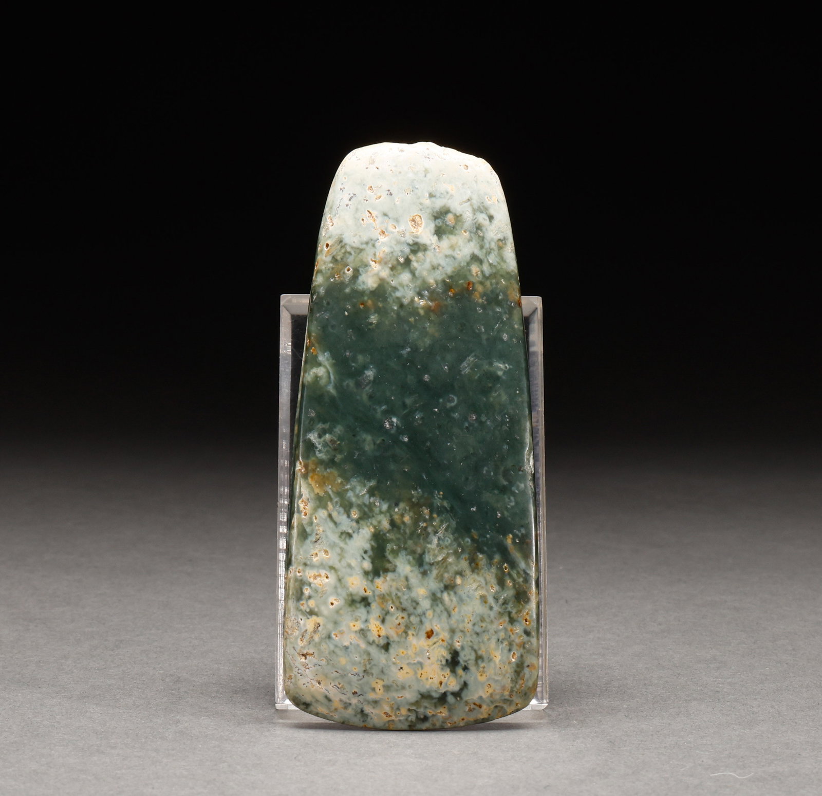 Before the Ming Dynasty, Hotan Jade was immersed in axe shaped implements (1 of 7)