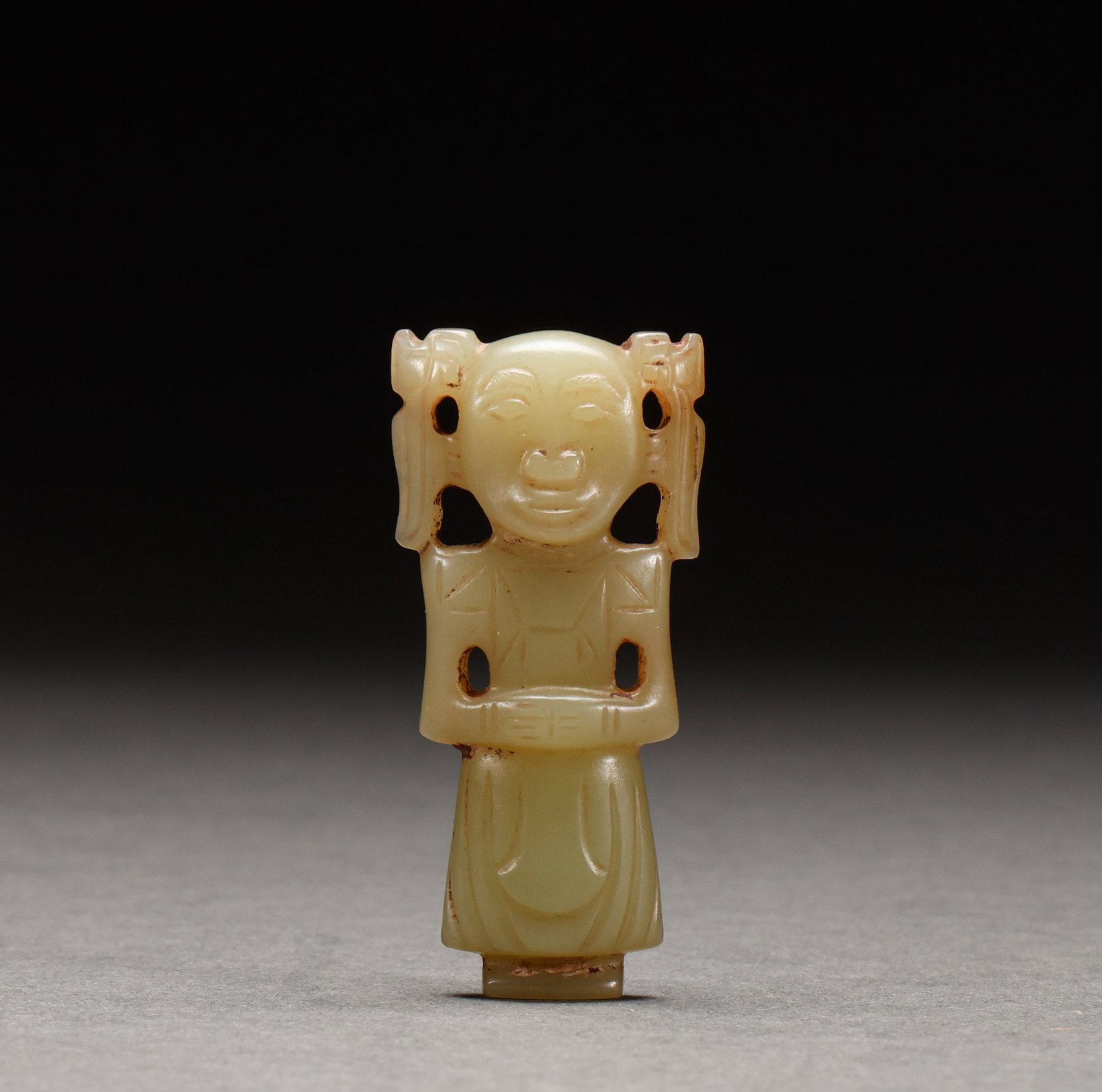 Before the Ming Dynasty, Hetian Huangyu figurine: Yellow jade figure figurine, yellow jade, figure standing, wearing crown, hands crossed at abdomen, ancient form. Height: 5.5cm, Width: 2.6cm, Weight: 19g.