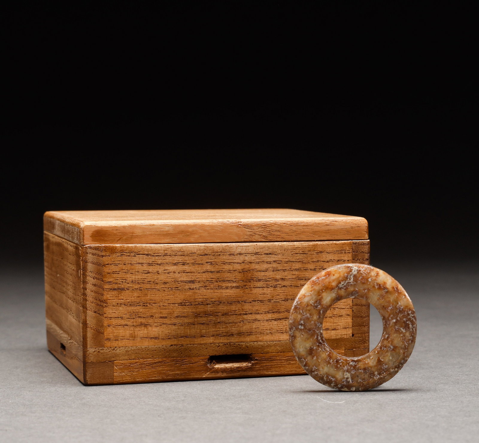 Before the Ming Dynasty, Hotan Jade was deeply impressed by the jade ring: Weathered jade ring, weathered jade, flat ring body, colorful patina, with old wood box. Diameter: 3.9cm, Thickness: 0.4cm, Weight: 13g.