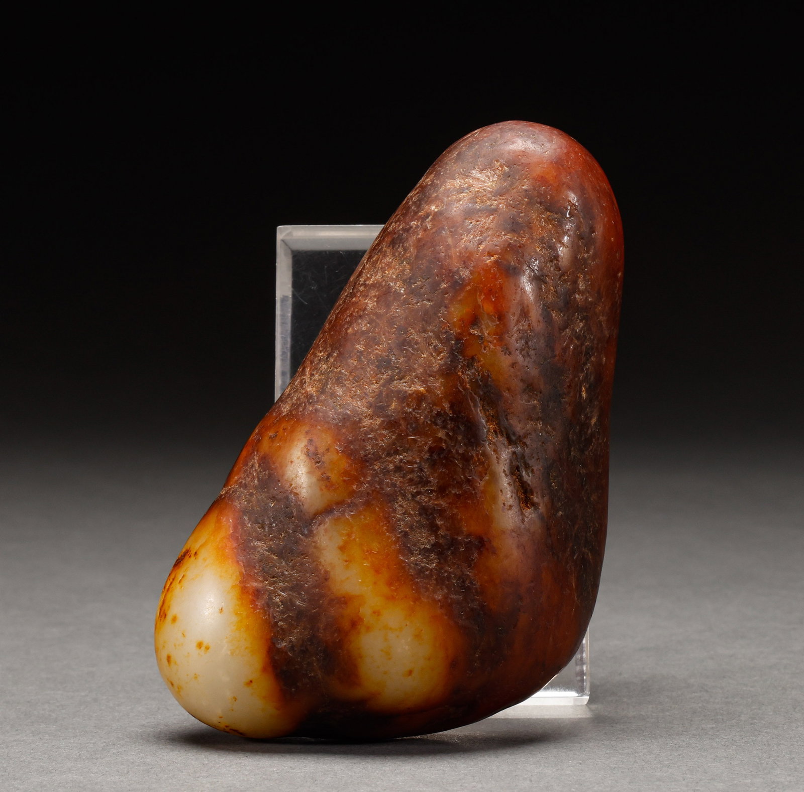 Hotan Jade Original Stone of Qing Dynasty: Qing Dynasty Hetian jade raw stone, Hetian seed jade boulder, warm and lustrous jade covered with reddish-brown skin, natural form. Height: 12cm, Width: 7.5cm, Weight: 519g.