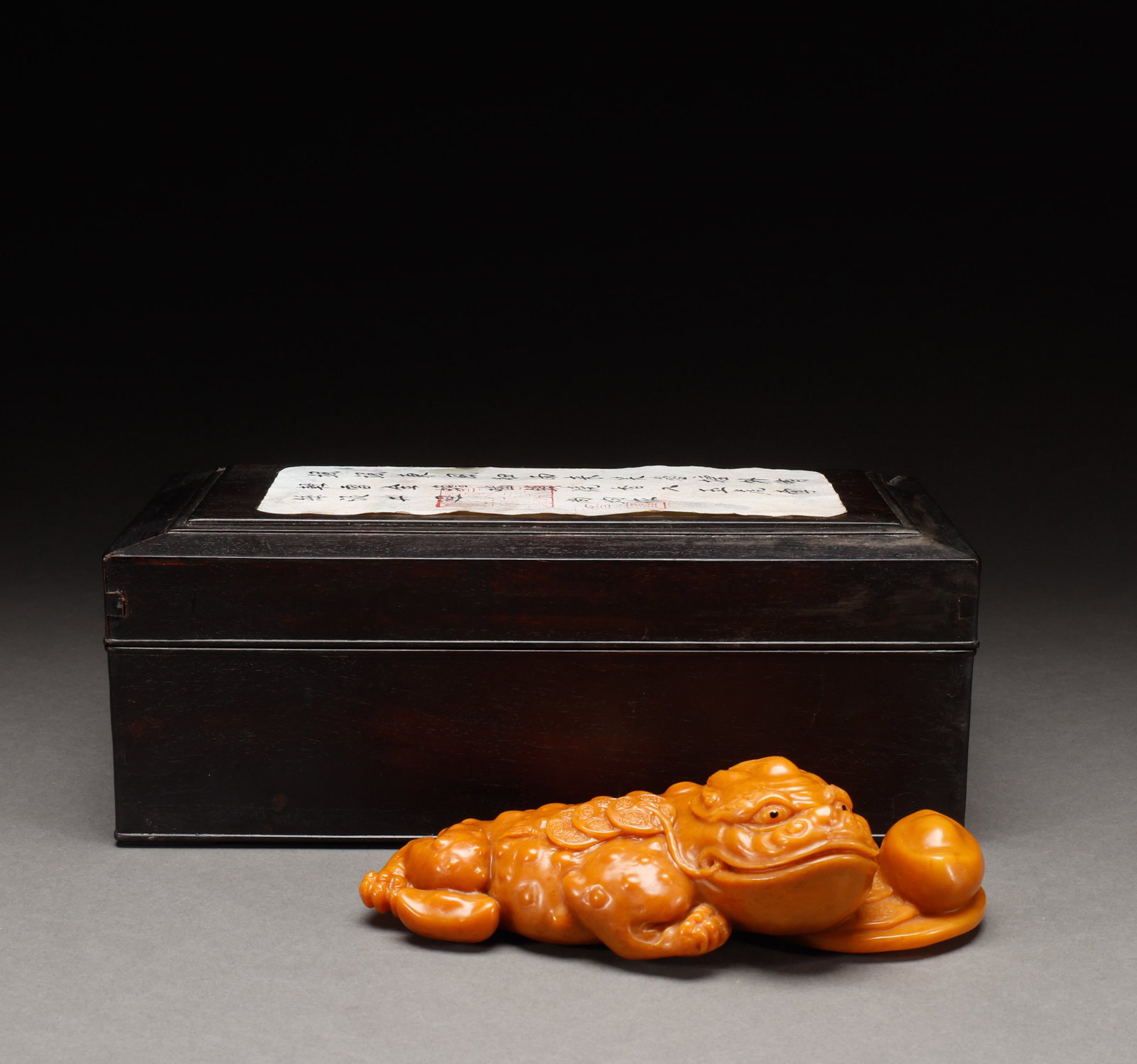 Qing Dynasty Shoushan Tian Huangshi Golden Cicada: Qing Dynasty Shoushan Tianhuang stone golden toad, Tianhuang stone carved golden toad ornament, toad reclining holding an ingot, with old wood box. Length: 20cm, Width: 10cm, Height: 6cm, Weight: 1132