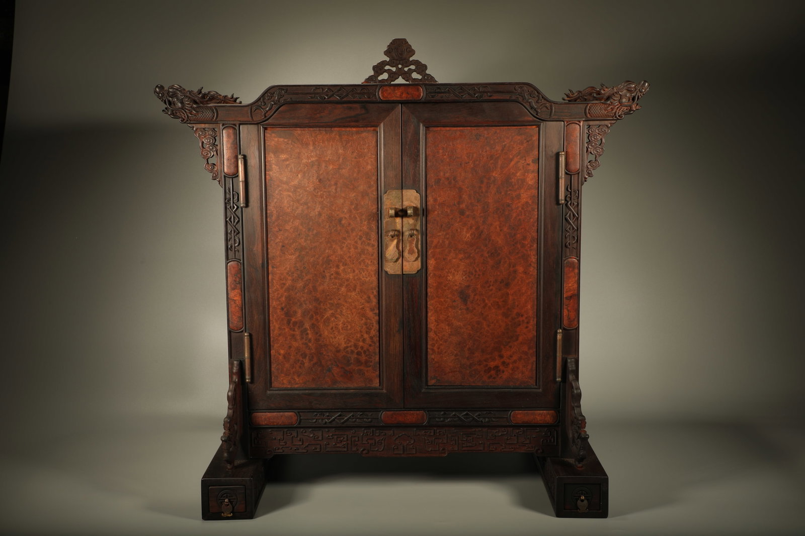 Qing Dynasty rosewood inlaid cherry wood dragon head cabinet: Zitan wood burl-inlaid dragon-head cabinet, fine craftsmanship, exquisite pattern, rich patina, fine collection and furnishing piece. Dimensions: Length: 57cm, Width: 37cm, Height: 55.4cm.