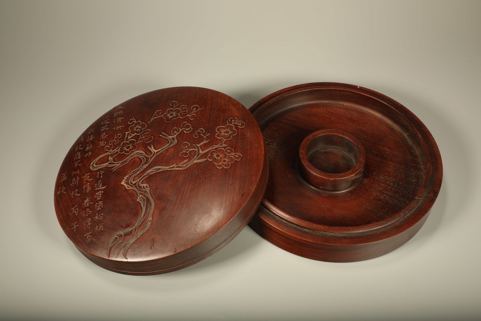 Qing Dynasty Huanghua Pear Carving Plum Blossom Poetry and Prose Morning Pearl Box: Huanghuali wood carved plum blossom poem court bead box, plum blossom and poem carved on box surface, fluent carving, full of literary charm, for storing court beads. Dimensions: Height: 6.5cm, Width: