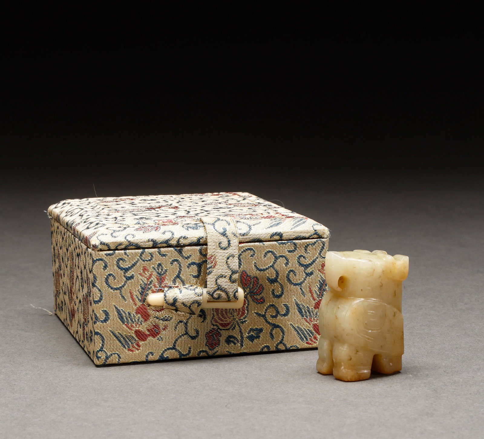 Before the Ming Dynasty, Hotan Jade was impressed by the owl shaped handle (1 of 7)