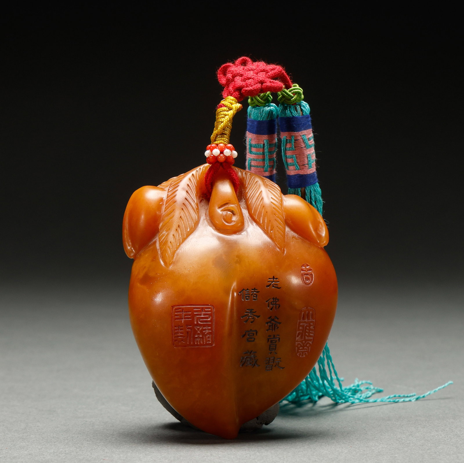 Qing Dynasty Tianhuangshi Shoutao: Qing Dynasty Tianhuang stone longevity peach, warm Tianhuang stone, golden color, fine carving, beautiful form. Height: 8cm, Width: 6cm, Weight: 204g. A fine example of Tianhuang carving.