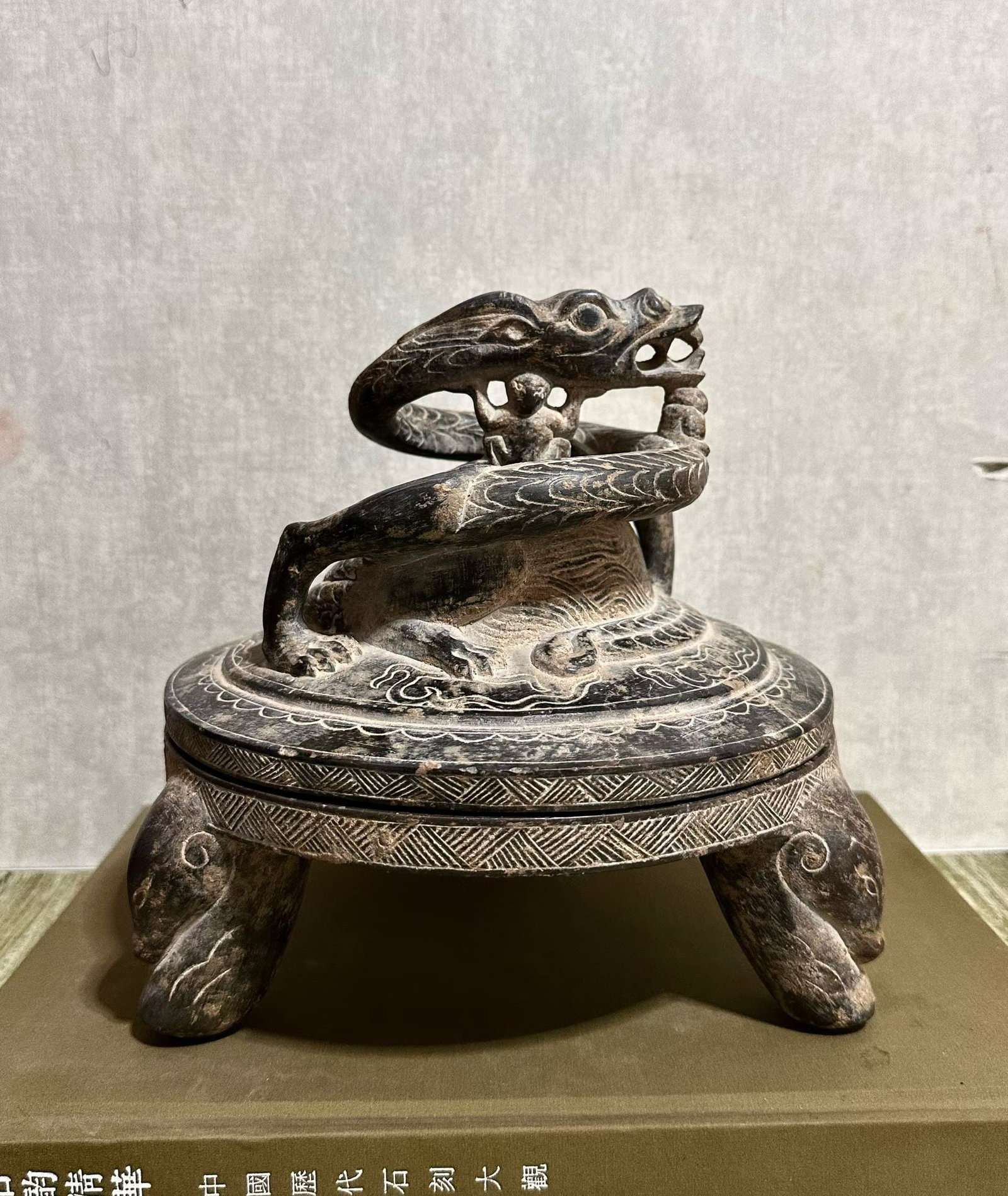 Before the Ming Dynasty, stone carved dragon button three legged inkstone (1 of 8)