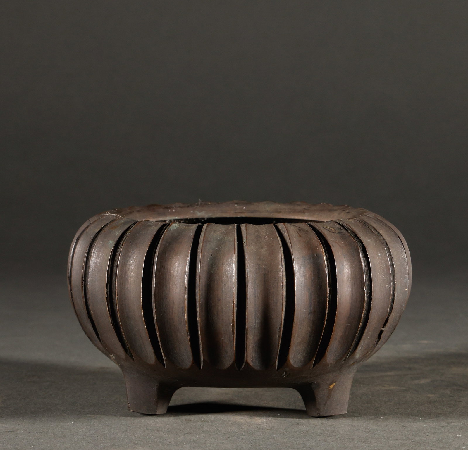 Returning Qing Dynasty copper: Reflux Qing Dynasty copper, measuring 6cm in height, 11cm in width, and weighing 641g. The shape of the vessel is symmetrical, the copper is thick and heavy, the patterns are exquisite, the patina is 