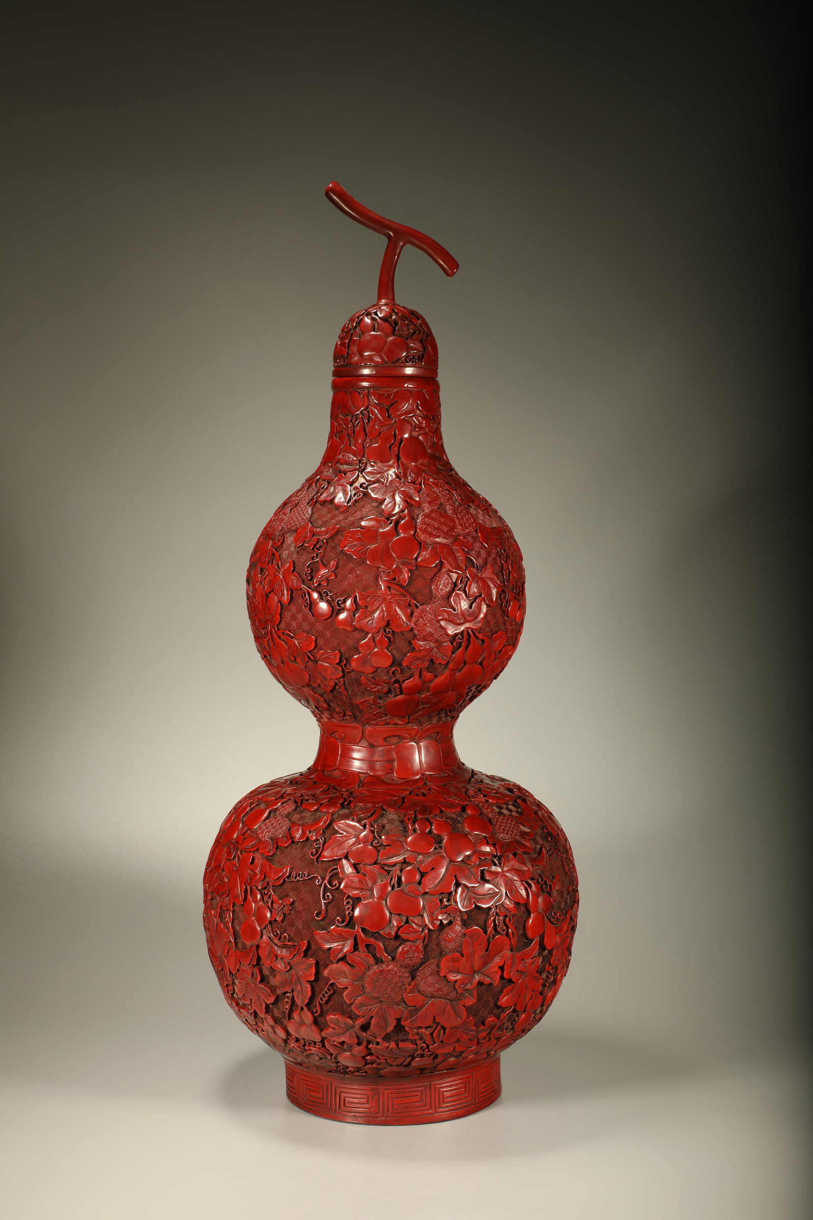 Qing Dynasty lacquer, fortune, fortune, and ten thousand generations of gourd bottles: Great lacquer fortune-through-generations gourd vase, vessel imitating gourd form, warm lacquer color, symbolizing endless fortune, dignified vessel form. Dimensions: Height: 61cm, Width: 26cm.