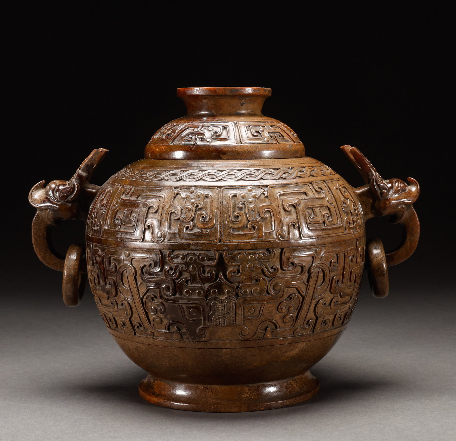 Before the Ming Dynasty, Hotan Jade was carved with animal face patterns, with two ears and a Gui: Hotan Jade of the Han Dynasty was carved with animal face patterns, and its copper was carved with animal face patterns. The dragon ears on both sides held a loop with a lid. Height: 27 centimeters, W