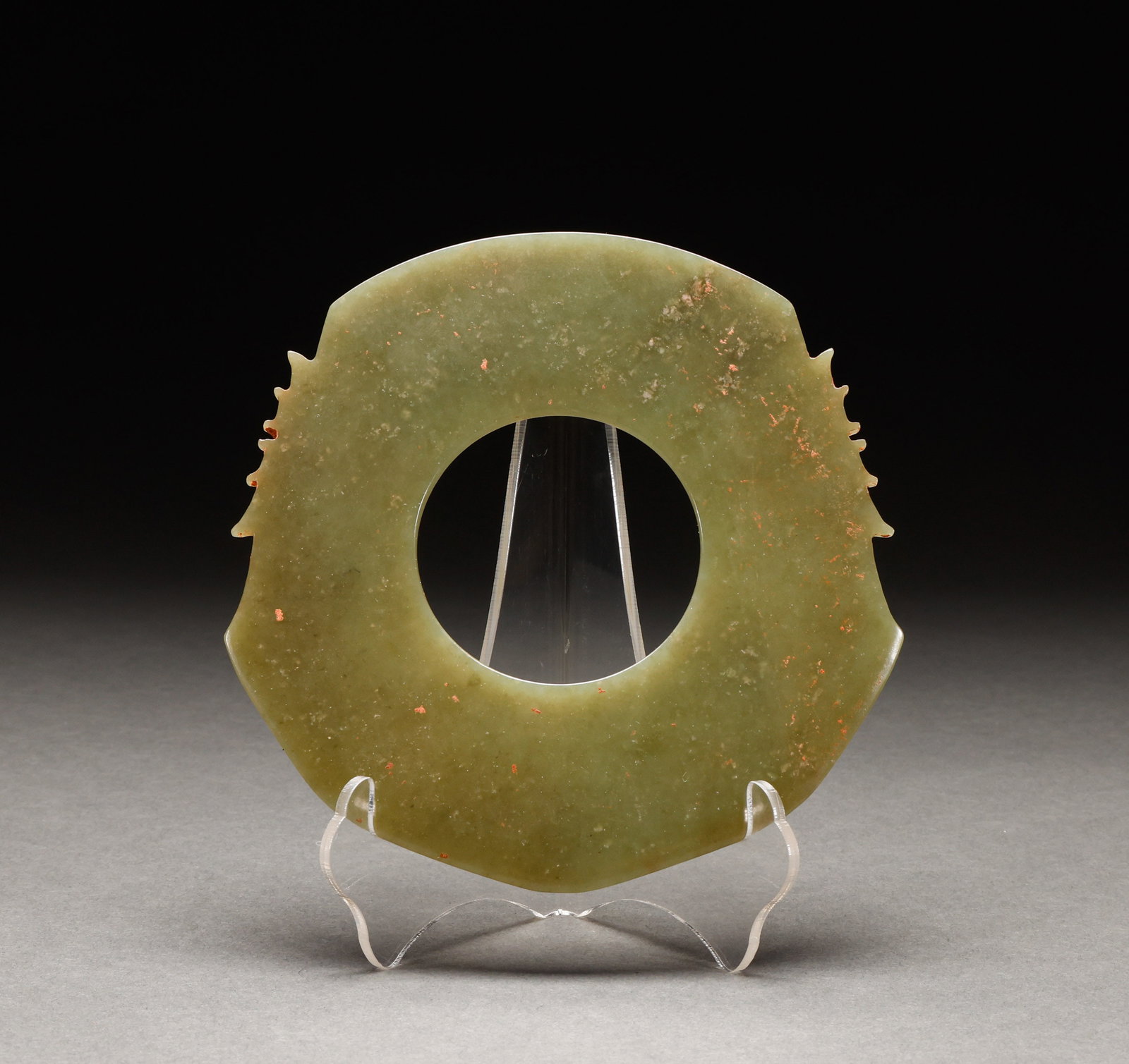 Before the Ming Dynasty, he and Tian Qingyu had a pair of dental crowns: Green jade openwork toothed bi disc, green jade, circular disc body with toothed flanges on both sides, cinnabar patina marks. Height: 13.5cm, Width: 13.5cm, Weight: 128g.