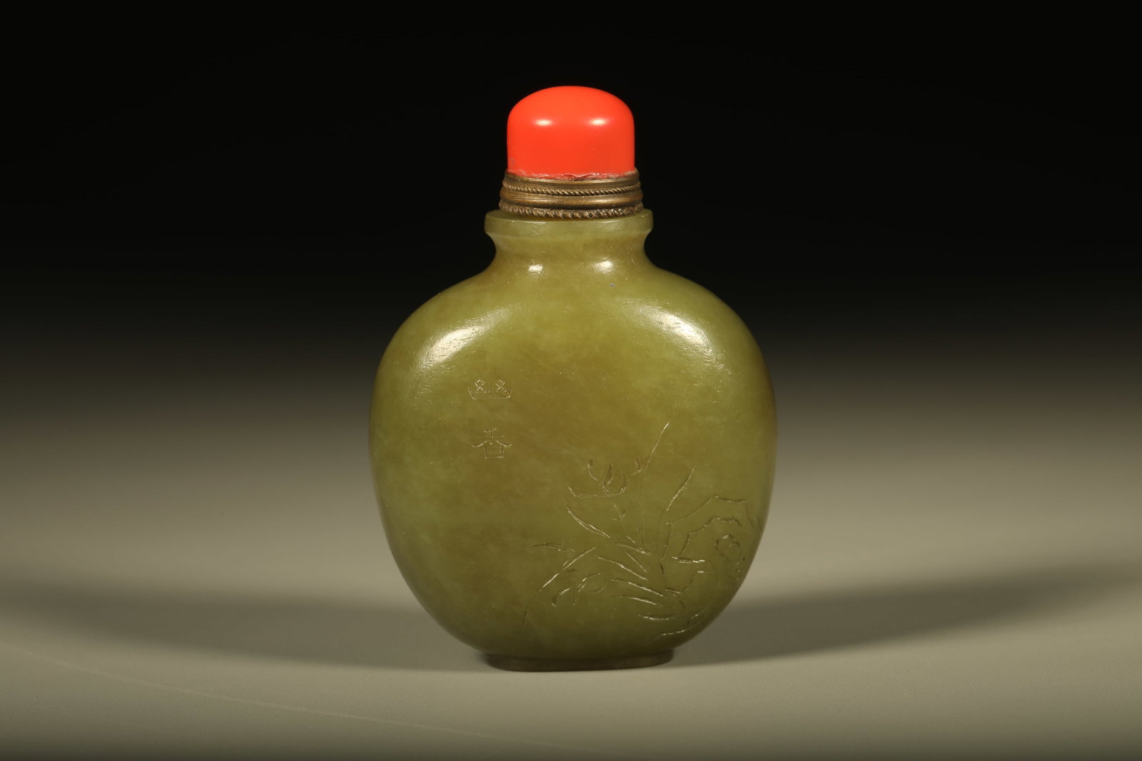 Qing Dynasty Hetian jade carving orchid poem snuff bottle: Hetian jade carved orchid poem snuff bottle, warm and lustrous jade, fine carving, exquisite pattern, small and exquisite. Dimensions: Height: 6.5cm, Width: 4.5cm.