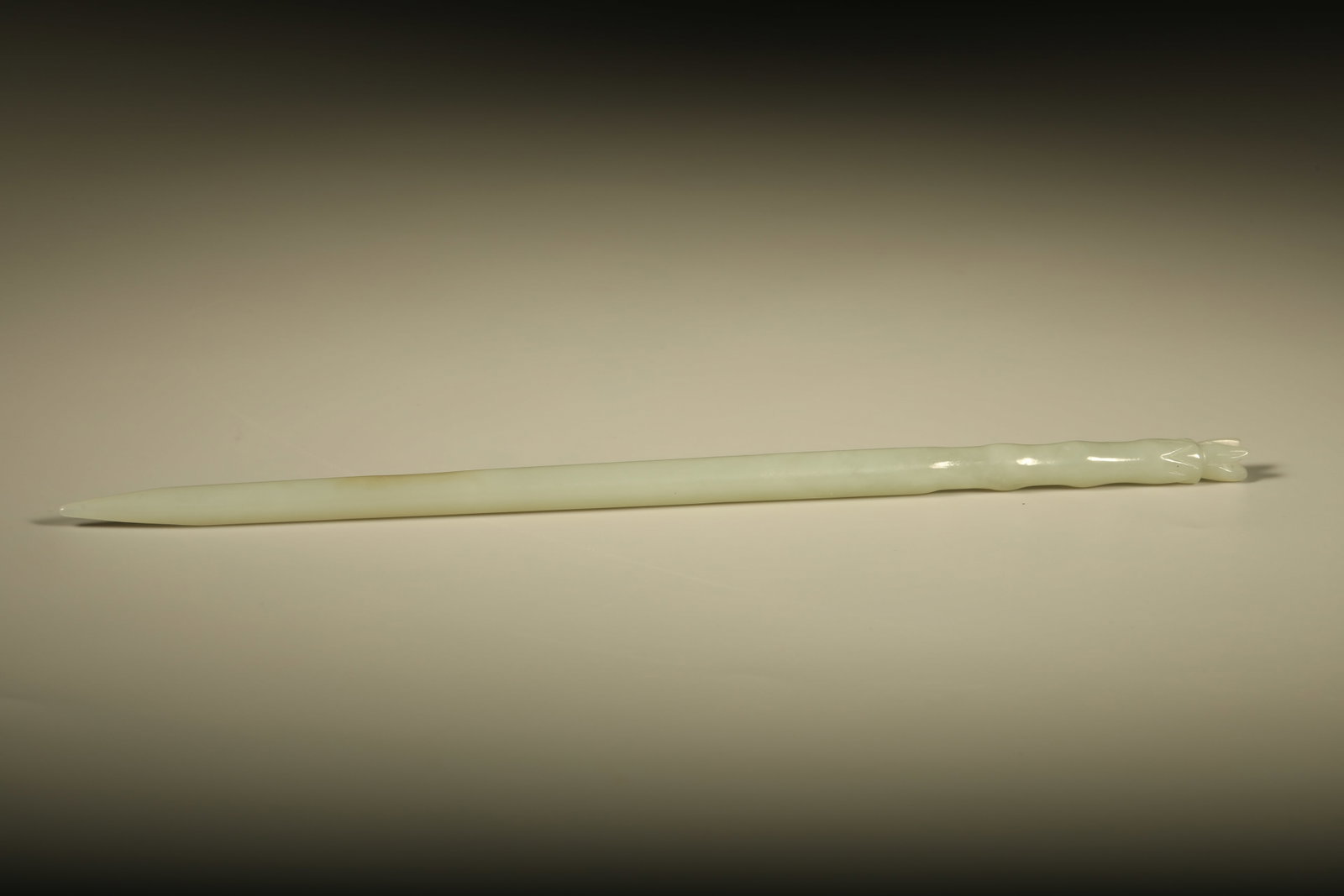 Hetian Jade Carved Flower Hairpin in the Qing Dynasty: Hetian jade carved flower hairpin, warm and lustrous jade, simple carving, slender pin body, ancient and elegant beauty. Dimensions: Length: 18cm, Width: 0.8cm.