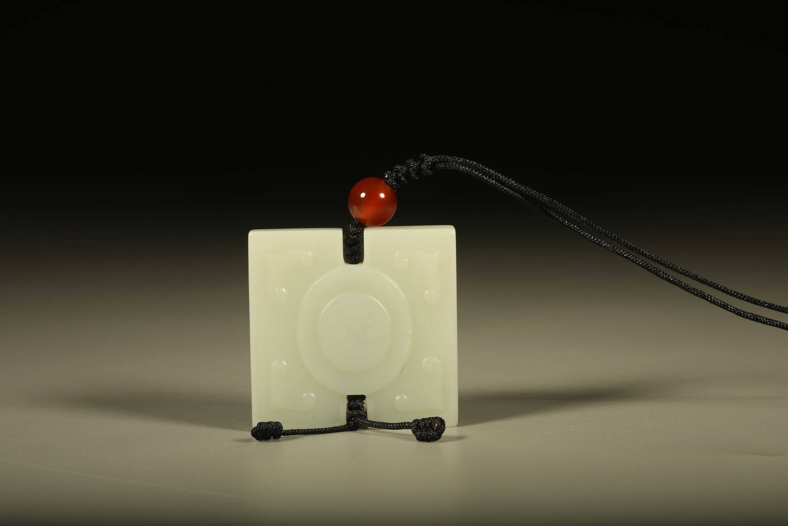 Hetian Jade Carved Eight Trigrams in the Qing Dynasty: Hetian jade carved eight-trigram plaque, warm and lustrous jade, fluent carving, elegant pattern, suitable for wearing and hanging. Dimensions: Height: 3.5cm, Thickness: 0.5cm.