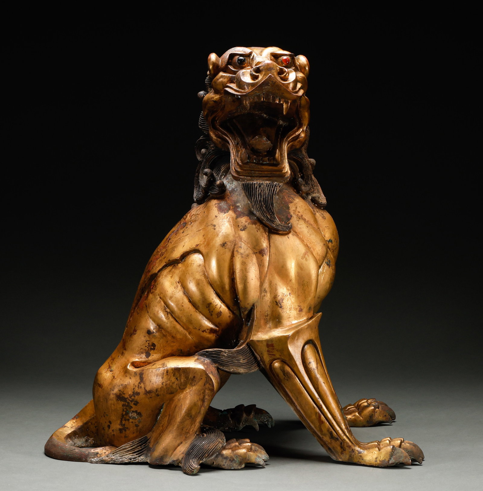 Qing Dynasty copper gilded dog: The bronze gilded dog of the Qing Dynasty. The copper is of excellent quality, fully gilded, with vivid shapes, exquisite decorations, and exquisite craftsmanship. It is 62 centimeters high, 56 centim