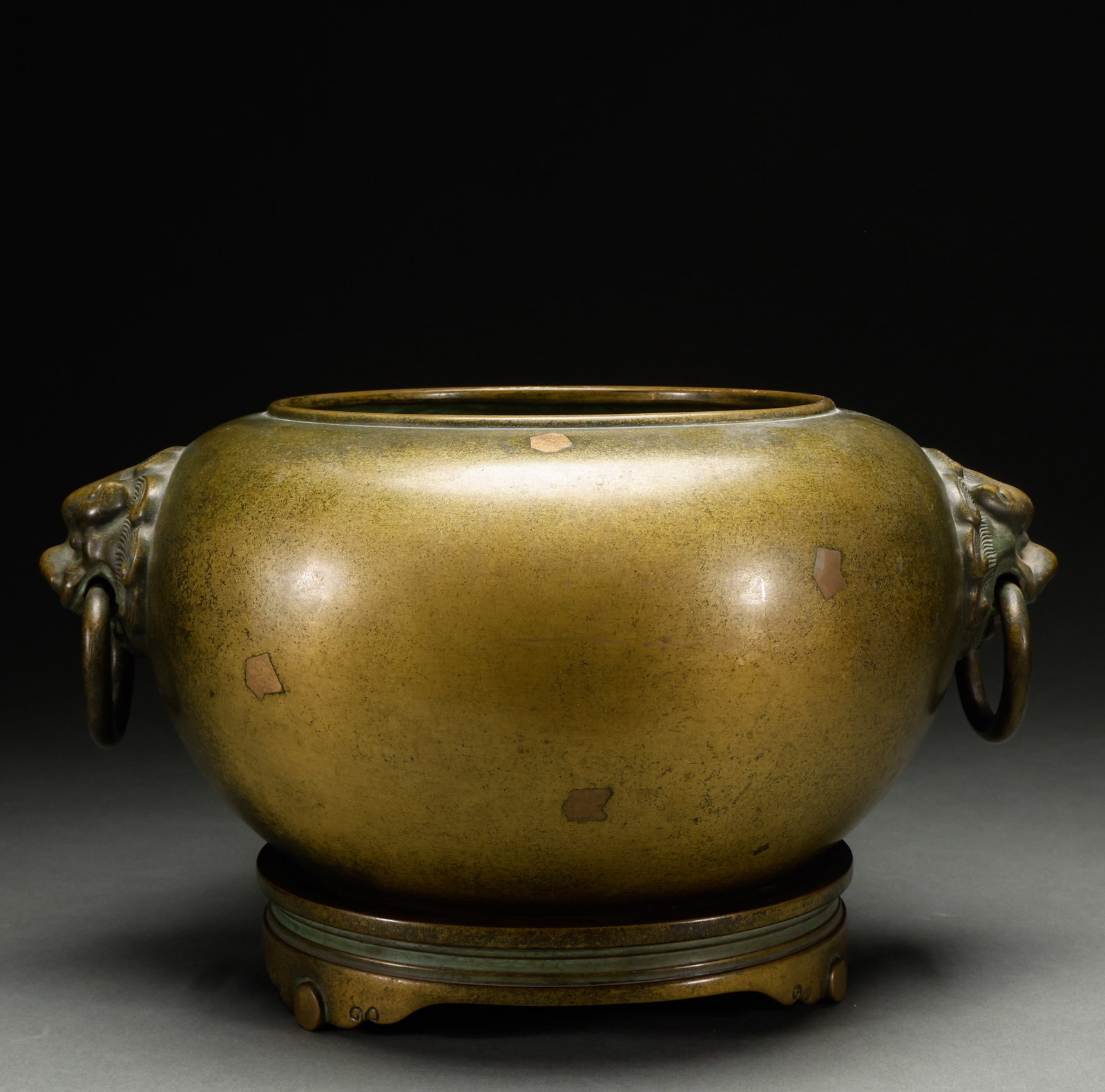 Qing Dynasty copper double ear stove: Qing Dynasty bronze double-ear burner, refined bronze, regular burner form, rich patina, fine workmanship. Height: 22cm, Width: 38cm, Weight: 13524g. A fine example of bronze burners.