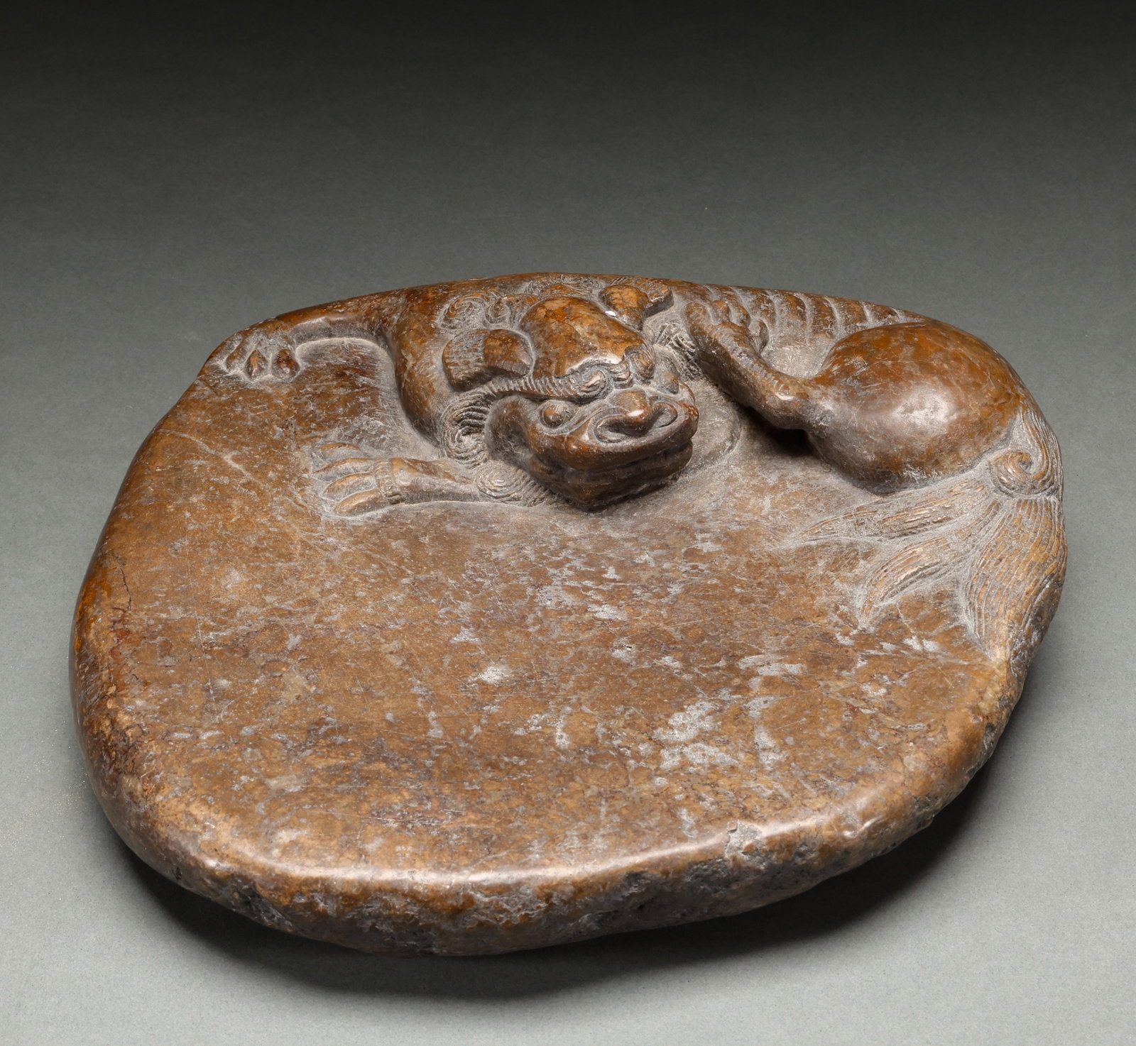 Qing Dynasty bluestone inkstone: Qing Dynasty bluestone inkstone, fine material, exquisite craftsmanship, delicate carving, full of literary charm, a fine scholar's desk plaything. Length: 31cm, Width: 32cm, Height: 11cm, Weight: 914