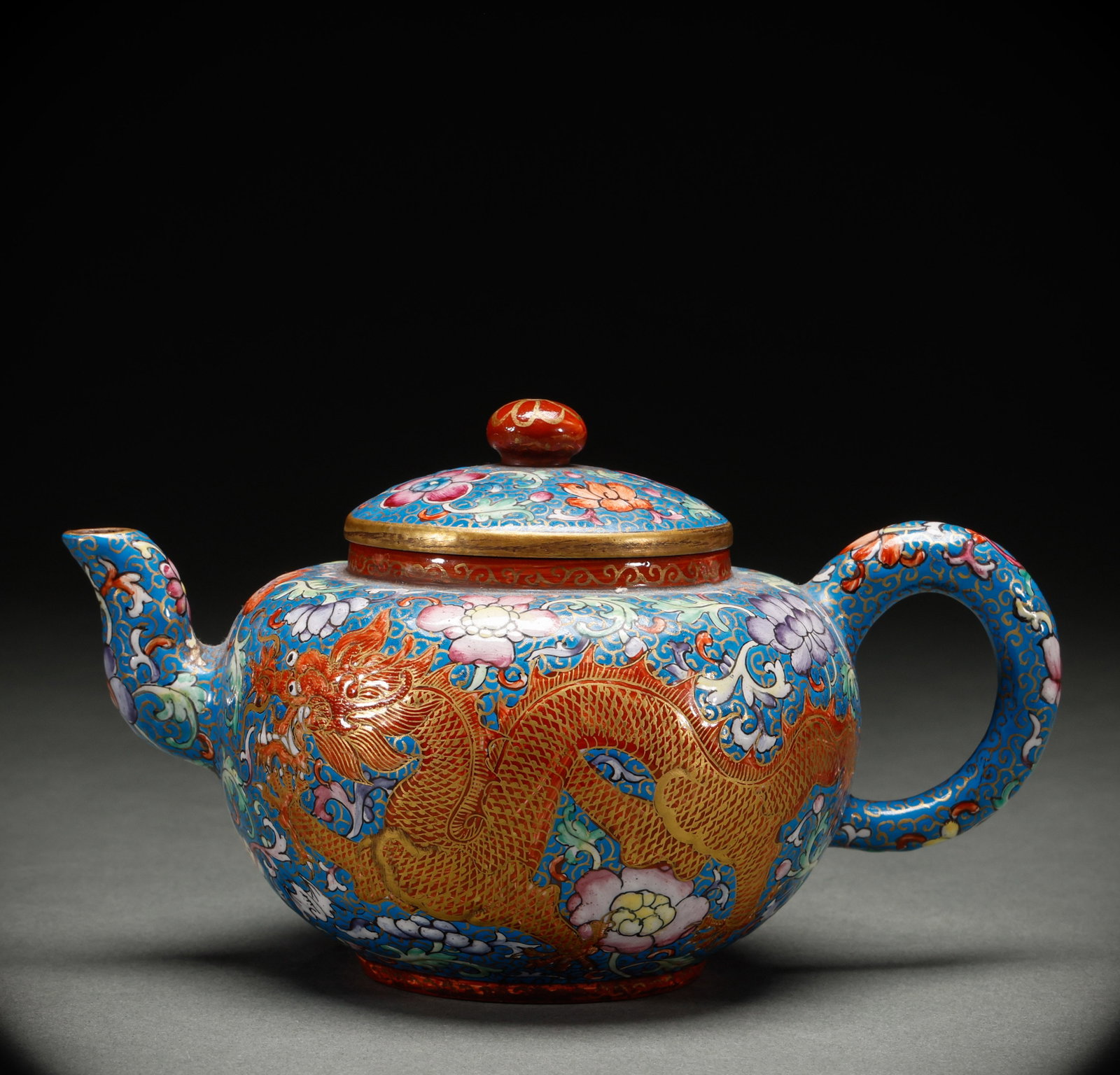 Qing Dynasty painted purple clay teapot: Qing Dynasty painted Yixing zisha teapot, superior clay, fine workmanship, elegant form, regular pot style, natural patina. Height: 12cm, Width: 18cm, Weight: 339g. A fine example of zisha vessel.