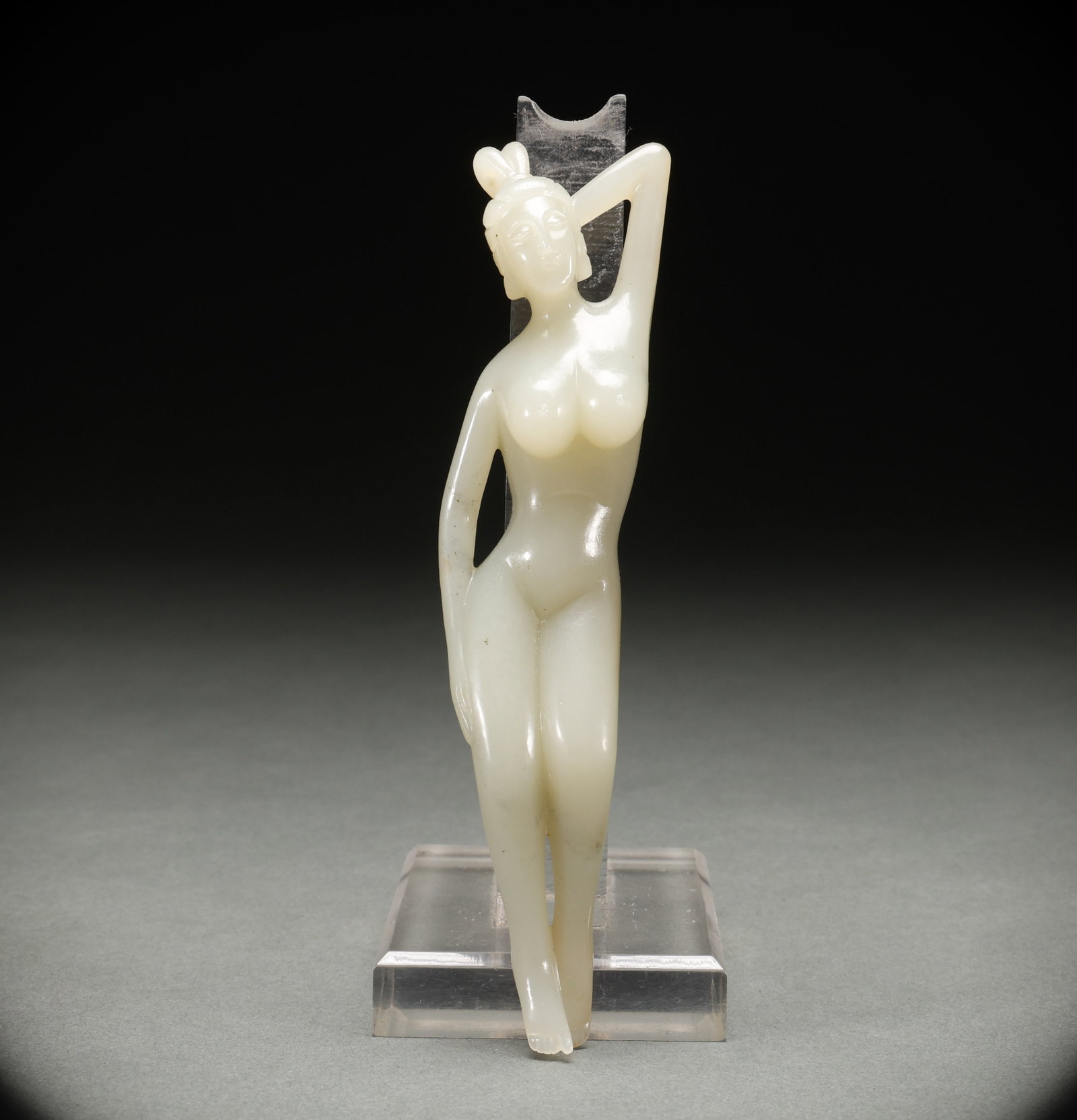 Qing Dynasty Hotan Jade Maid: Qing Dynasty Hetian jade maid, warm and fine jade, exquisite carving, dignified statue, fluent robe lines, rich patina. Height: 15cm, Width: 3.5cm, Weight: 94g. A fine example of jade-carved statue.