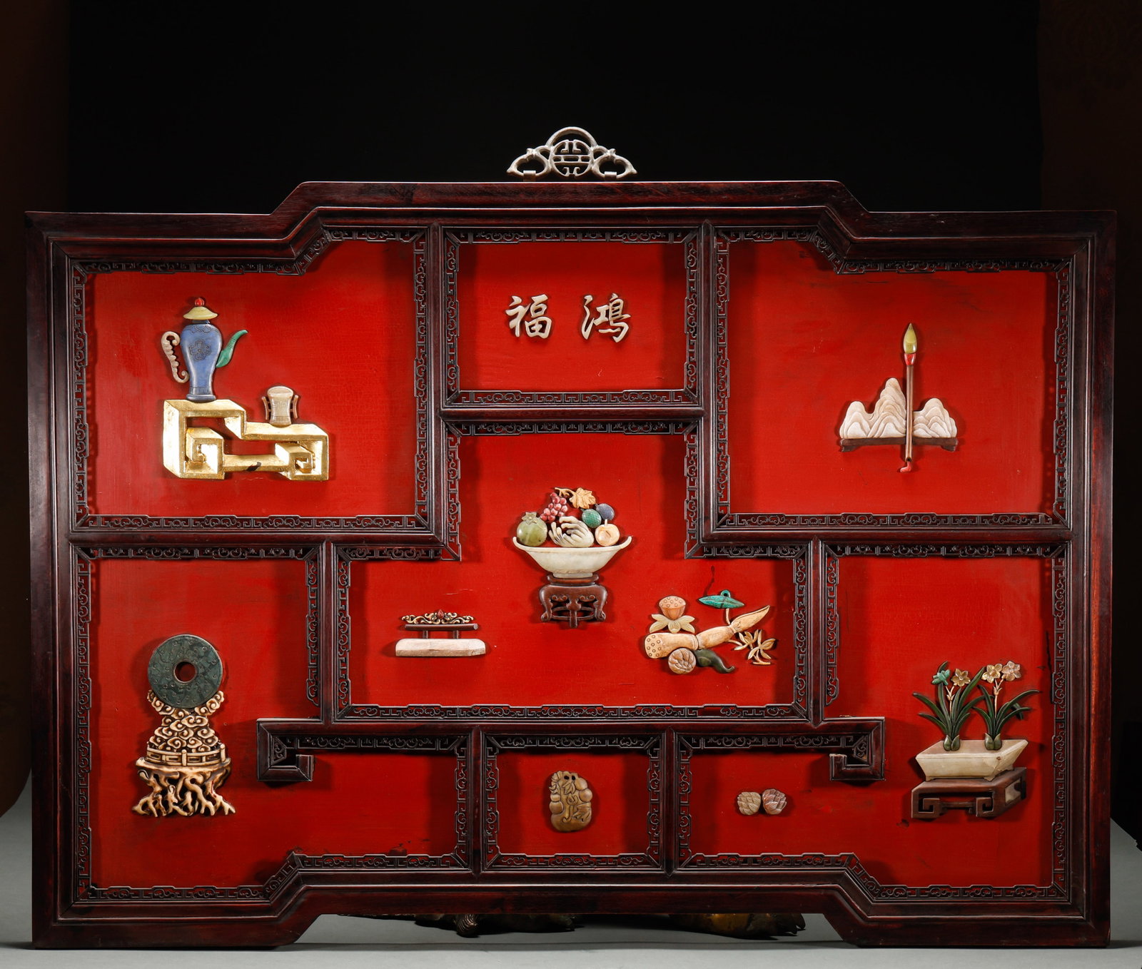 Qing Dynasty Purple Sandalwood Embedded with Hundred Treasures Hanging Screen: Qing Dynasty Zitan wood hundred-treasure-inlaid hanging screen, fine material, clear and beautiful wood grain, rigorous and???? workmanship, delicate and vivid carving, stable structure, natural patin