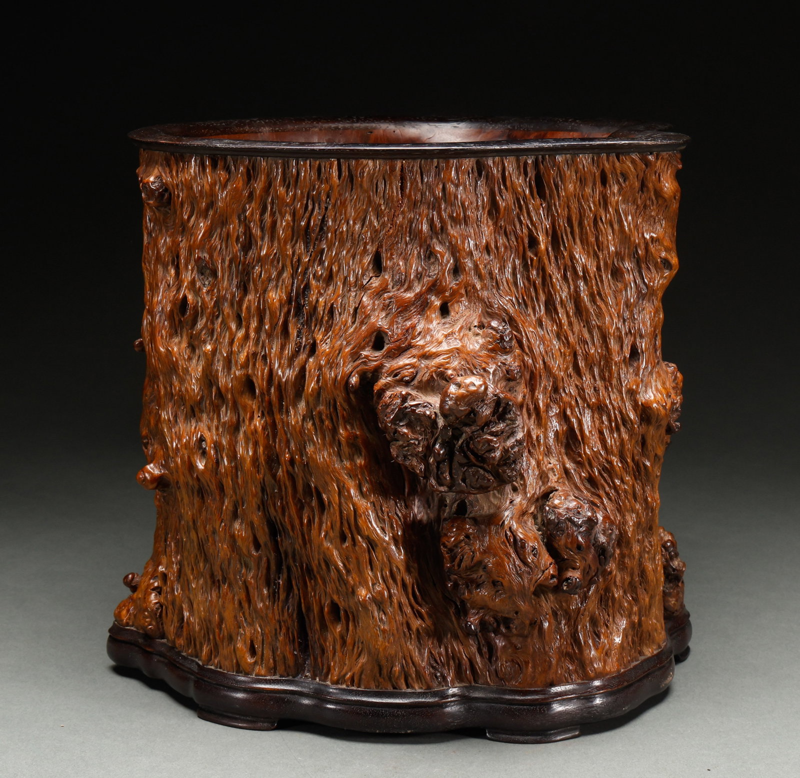 Qing Dynasty Huanghua Pear Knot Pen Holder: Qing Dynasty Huanghuali burl wood brush pot, fine material, exquisite craftsmanship, delicate carving, full of literary charm, a fine scholar's desk plaything. Height: 26cm, Width: 28cm, Weight: 2998g