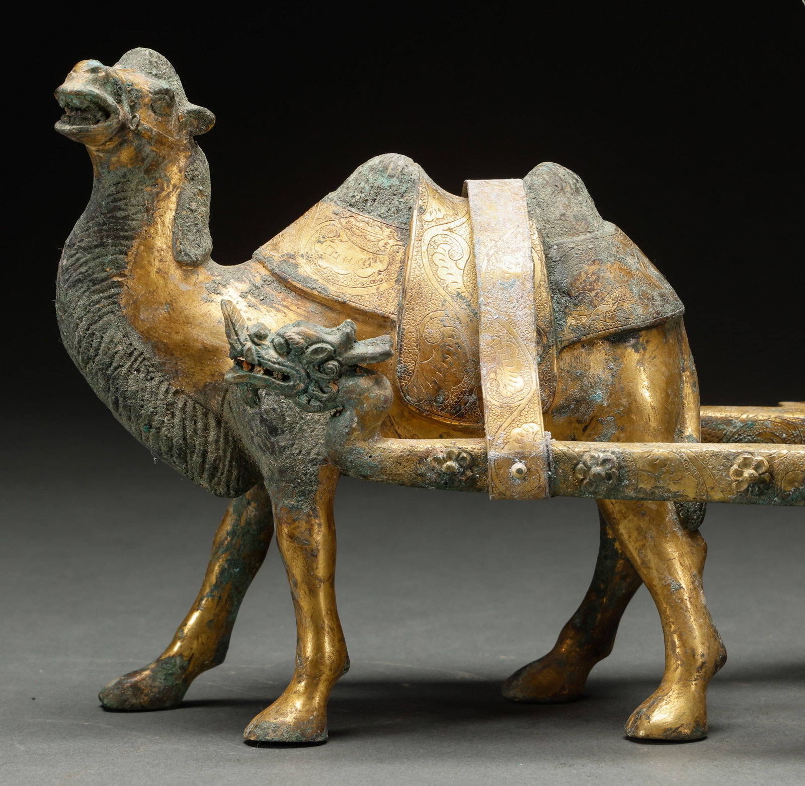 Before the Ming Dynasty, copper gilded and jade inlaid horse drawn carts: Before the Ming Dynasty, bronze gilded and jade inlaid horse drawn carts. The copper is of excellent quality, fully gilded, with vivid shapes, exquisite decorations, and exquisite craftsmanship. It is
