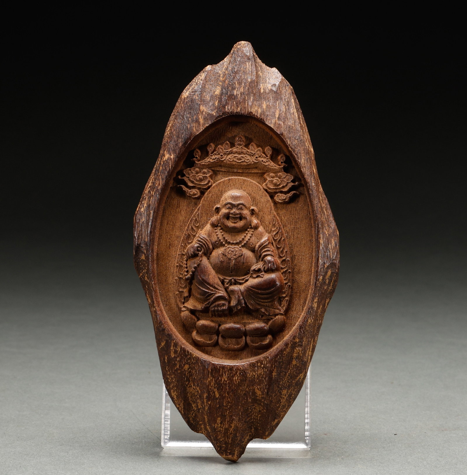Qing Dynasty agarwood Maitreya Buddha plaque: Qing Dynasty agarwood Maitreya Buddha plaque, superior agarwood, rich oil, fine carving, elegant and lasting fragrance. Height: 16.5cm, Width: 8.5cm, Weight: 112g. A fine example of incense way collec