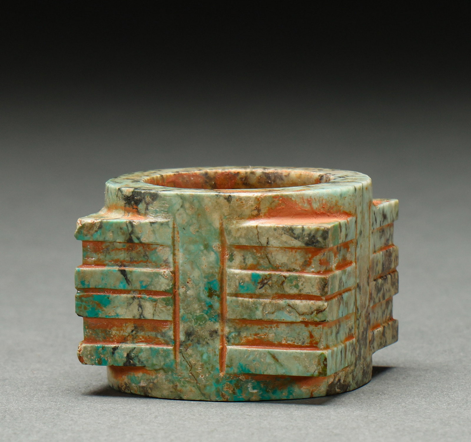 Before the Ming Dynasty, turquoise brown: Pre-Ming Dynasty turquoise ornament, vibrant turquoise color, fine texture, fine carving, beautiful form. Height: 3.5cm, Width: 4.5cm, Weight: 82g. A fine example of turquoise craftsmanship.