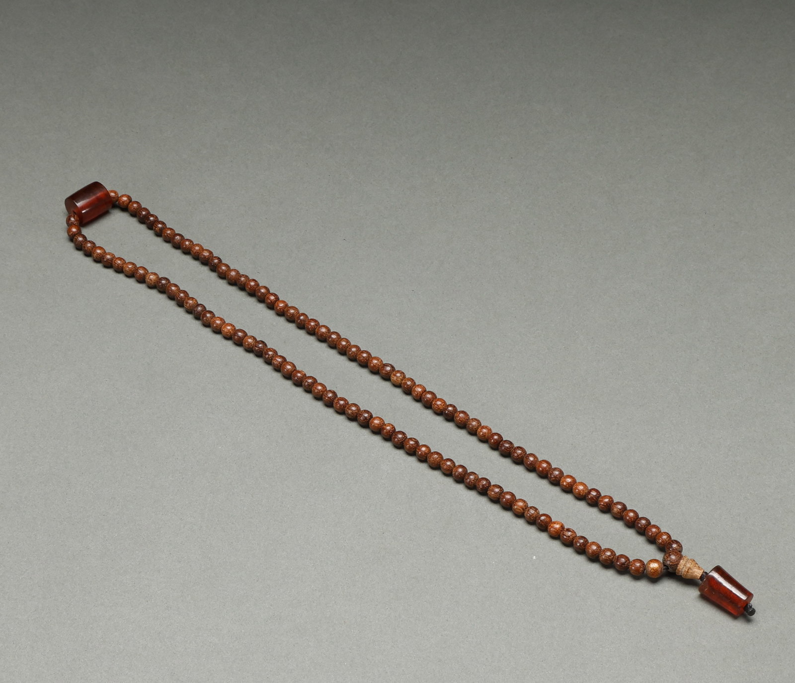 Qing Dynasty agarwood necklace: Qing Dynasty agarwood necklace, superior agarwood, rich oil, elegant and lasting fragrance, fine workmanship. Height: 1.8cm, Width: 1.4cm, Weight: 16g. A fine example of incense way collection.