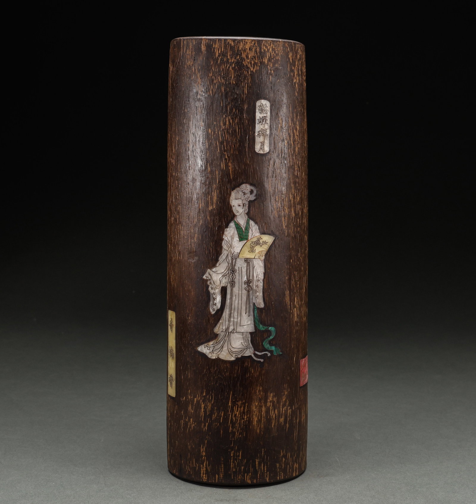 Qing Dynasty agarwood embedded with a hundred treasures Feng Shui pillars: Qing Dynasty agarwood hundred-treasure-inlaid fengshui pillar, superior agarwood, exquisite gem inlay, fine carving, elegant fragrance. Height: 35cm, Width: 11cm, Weight: 2005g. A fine example of agar