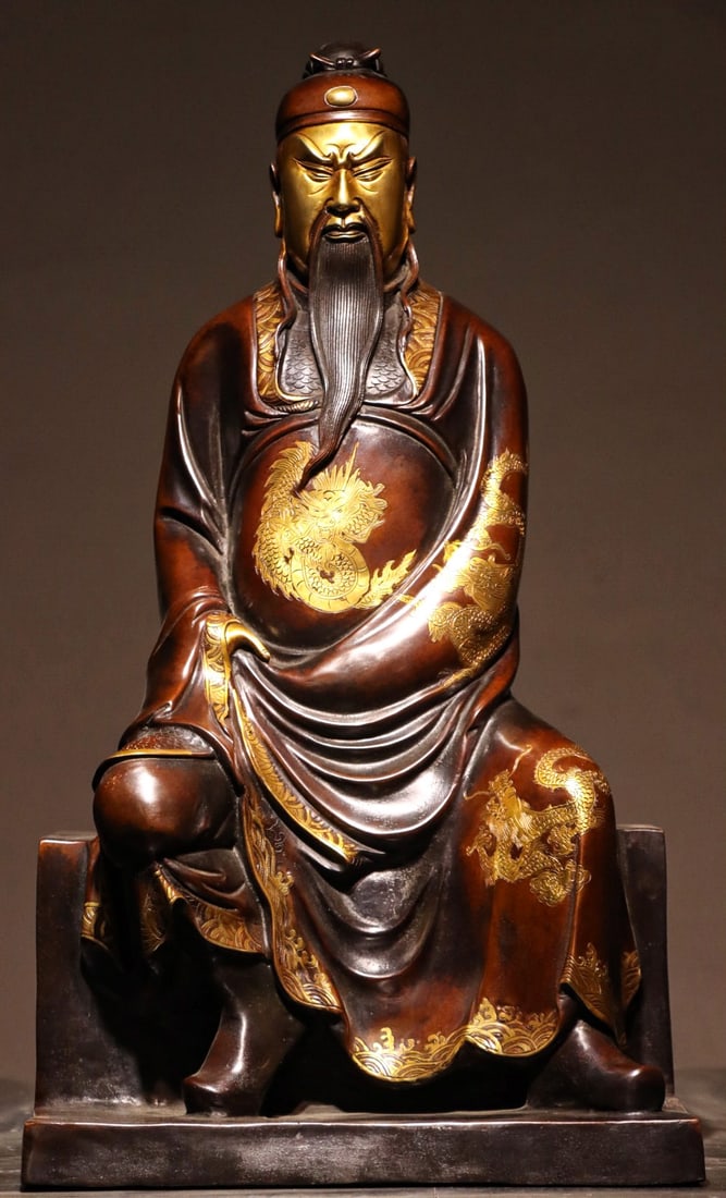 Bronze gilded statue of Guan Gong from the Qing Dynasty: Qing Dynasty gilt-bronze Guan Gong statue, refined bronze, full gilding, dignified statue, compassionate face, fluent robe lines, exquisite craftsmanship. Height: 63cm, Width: 34cm, Weight: 14000g. A 