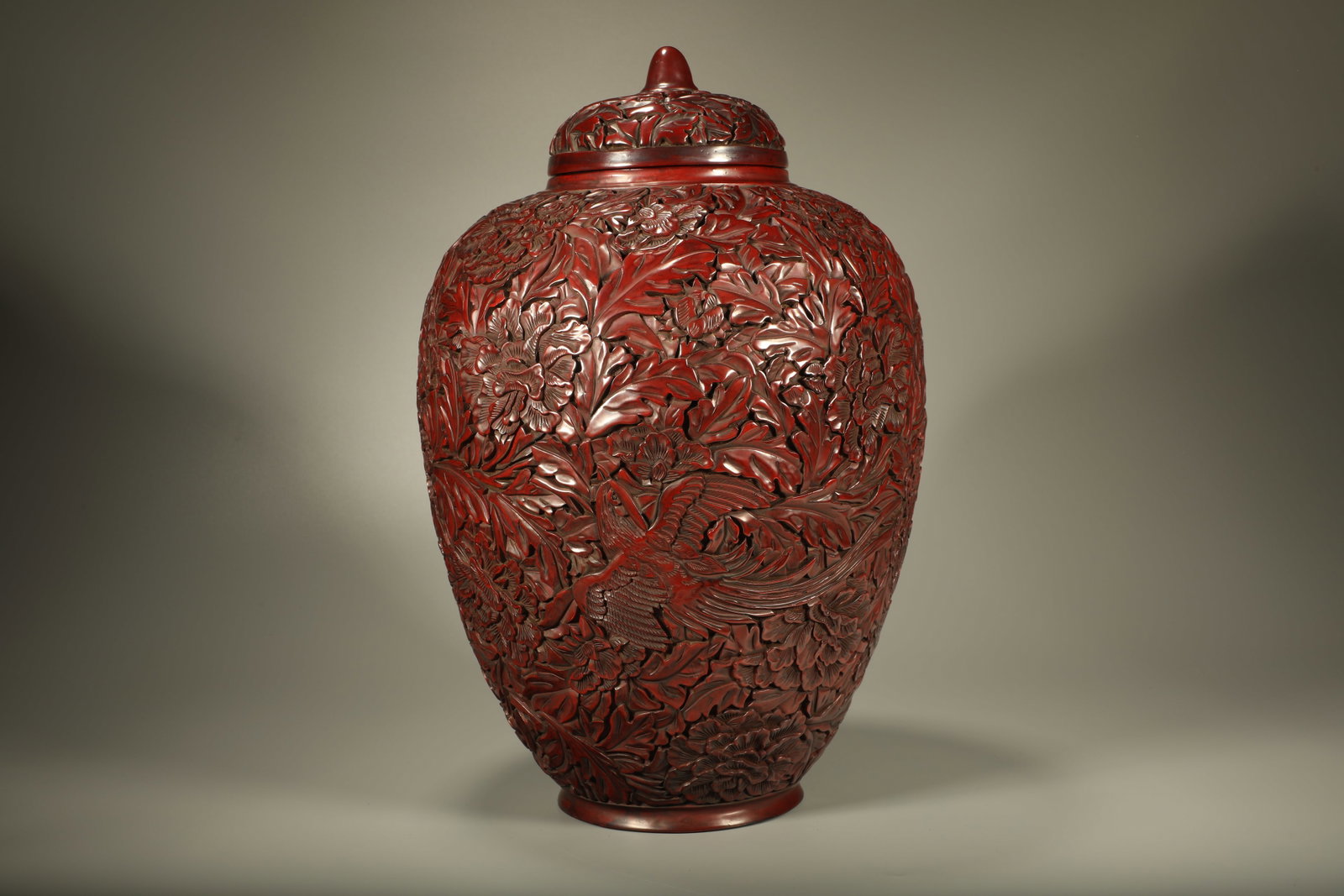 Qing Dynasty lacquer phoenix wearing peony flower covered jar (1 of 6)