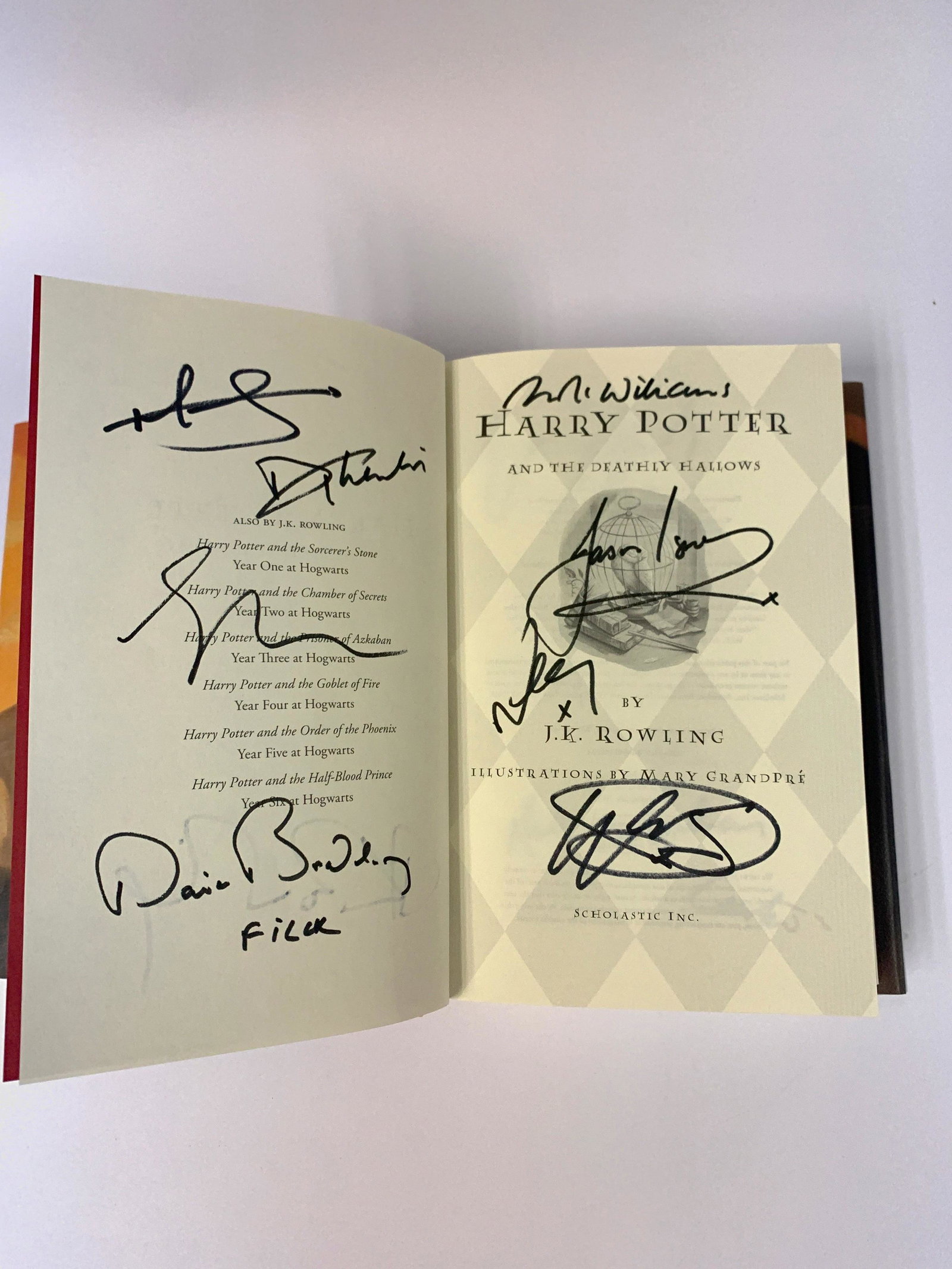 Autograph Harry Potter Deathly Hallows Book: Autograph:Daniel Radcliffe, Emma Watson, Rupert Grint, James Phelps, Oliver Phelps, Michael Gambon, Bonnie Wright, Ralph Fiennes, Julie Walters, Tom Felton, Maggie Smith, JK Rowling, Matthew Lewis, Da