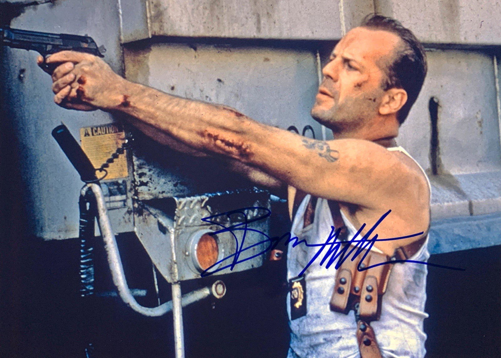 Autograph Die Hard Photo: Size: 8 x 10'Autograph:Bruce Willis