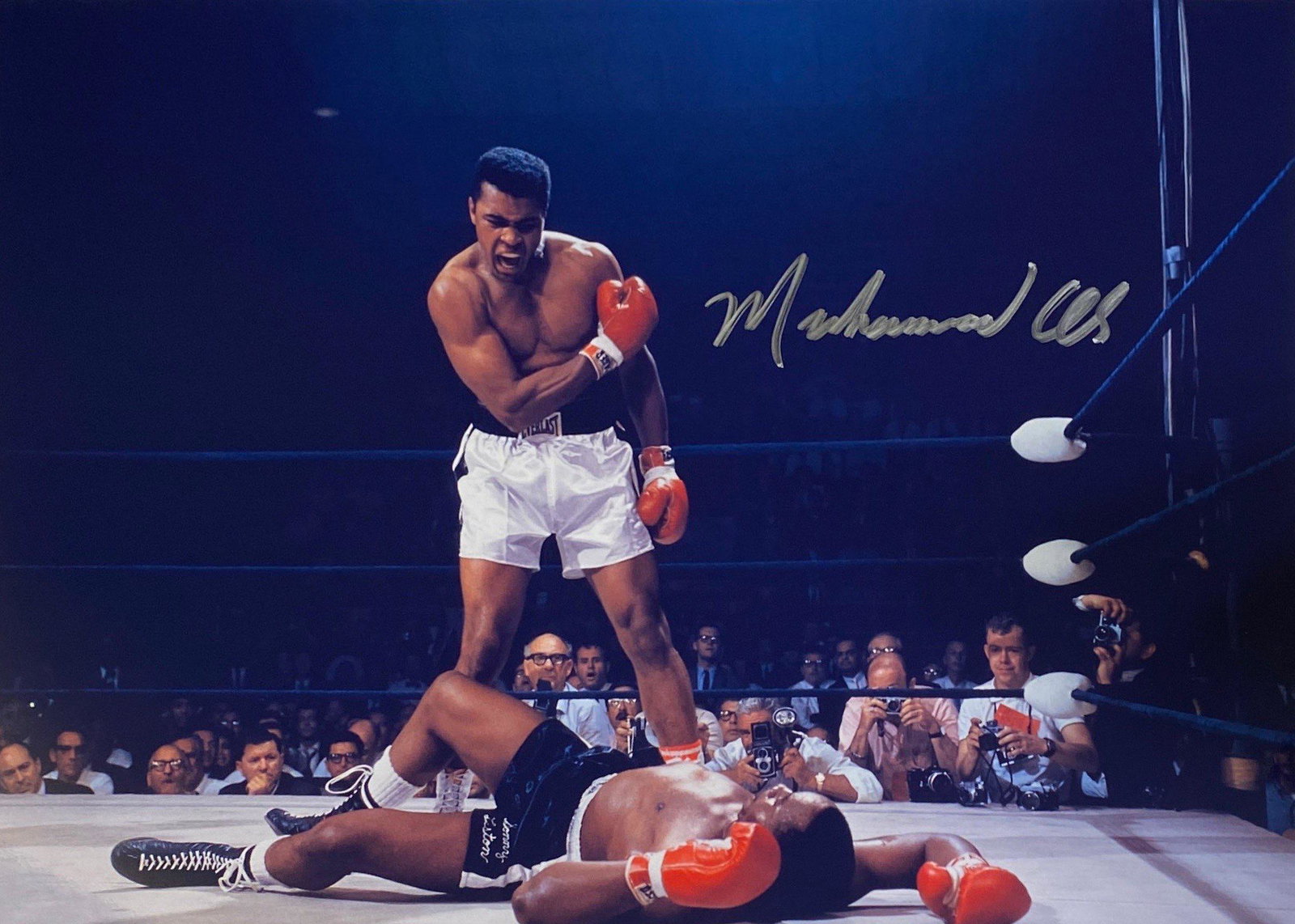 Autograph Muhammad Ali Photo: Size: 8 x 10'Autograph: Muhammad Ali