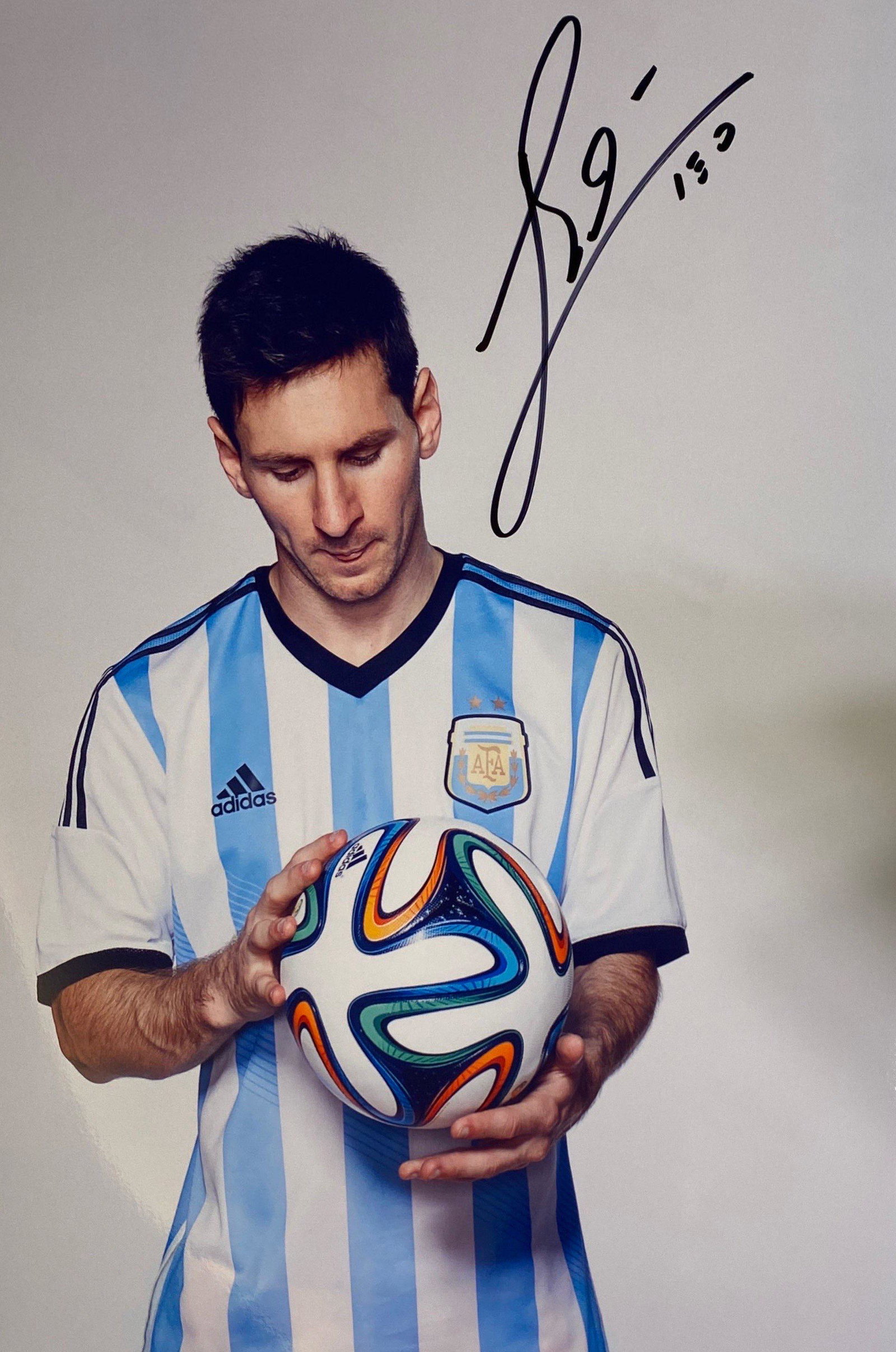 Autograph Lionel Messi Photo: Size: 8 x 10'Autograph: Lionel Messi