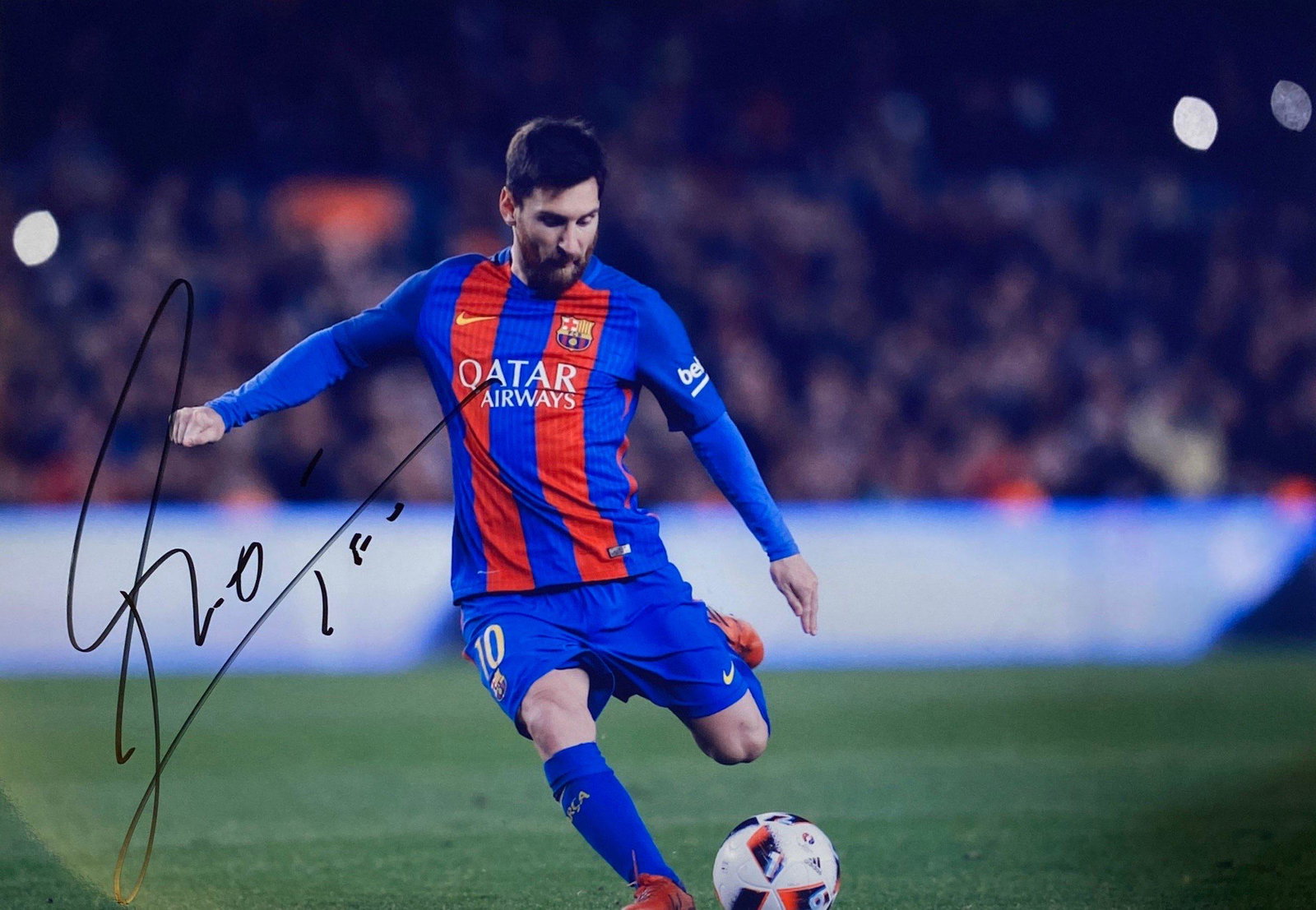 Autograph Lionel Messi Photo: Size: 8 x 10'Autograph: Lionel Messi