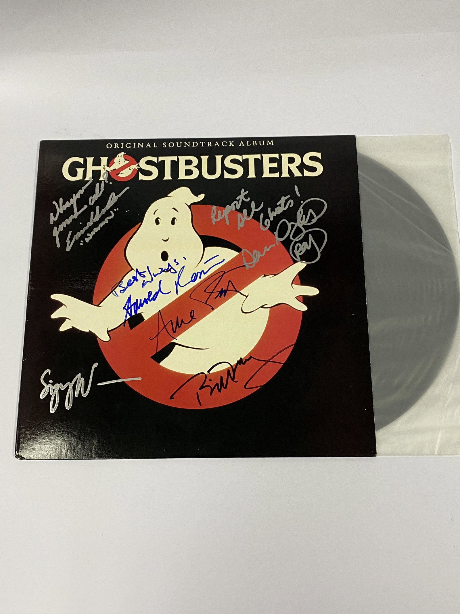 Autograph Ghostbusters Vinyl: Category: CollectiblesAutograph: Bill Murray, Dan Aykroyd, Harold Ramis, Ernie Hudson, Sigourney Weaver, Annie Potts Item Condition: Brand New