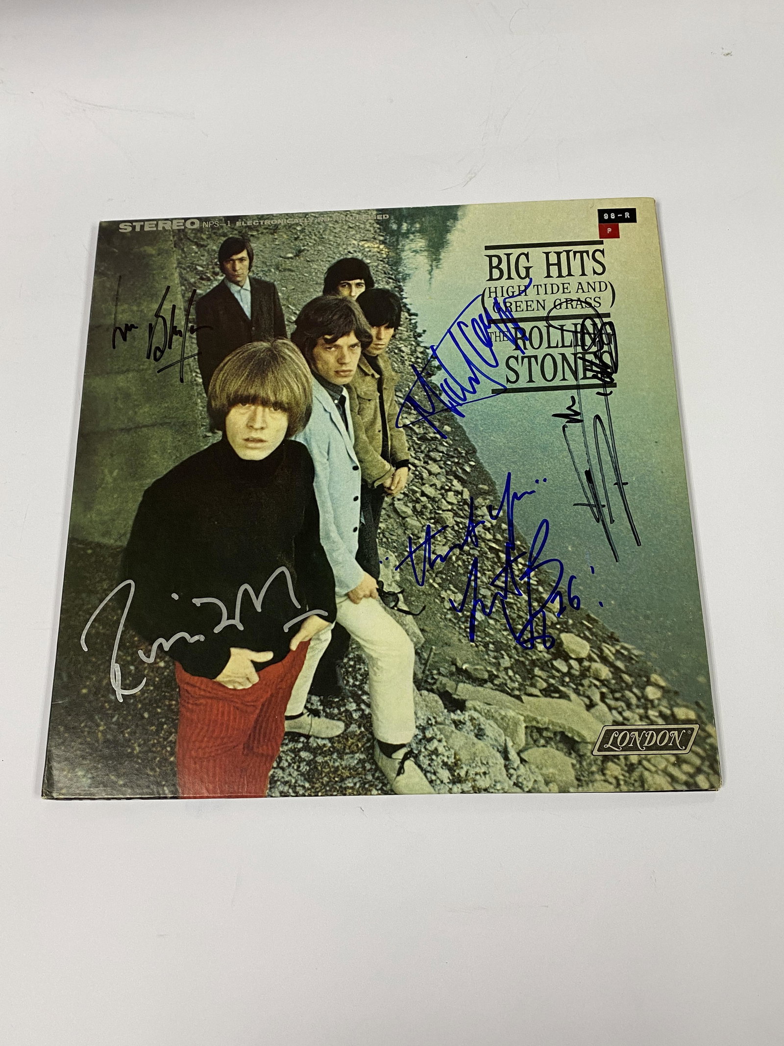 Autograph Rolling Stone Vinyl: Category: CollectiblesAutograph: Mick Jagger, Keith Richards, Ronnie Wood, Charlie Watts, Bill Wyman Item Condition: Brand New