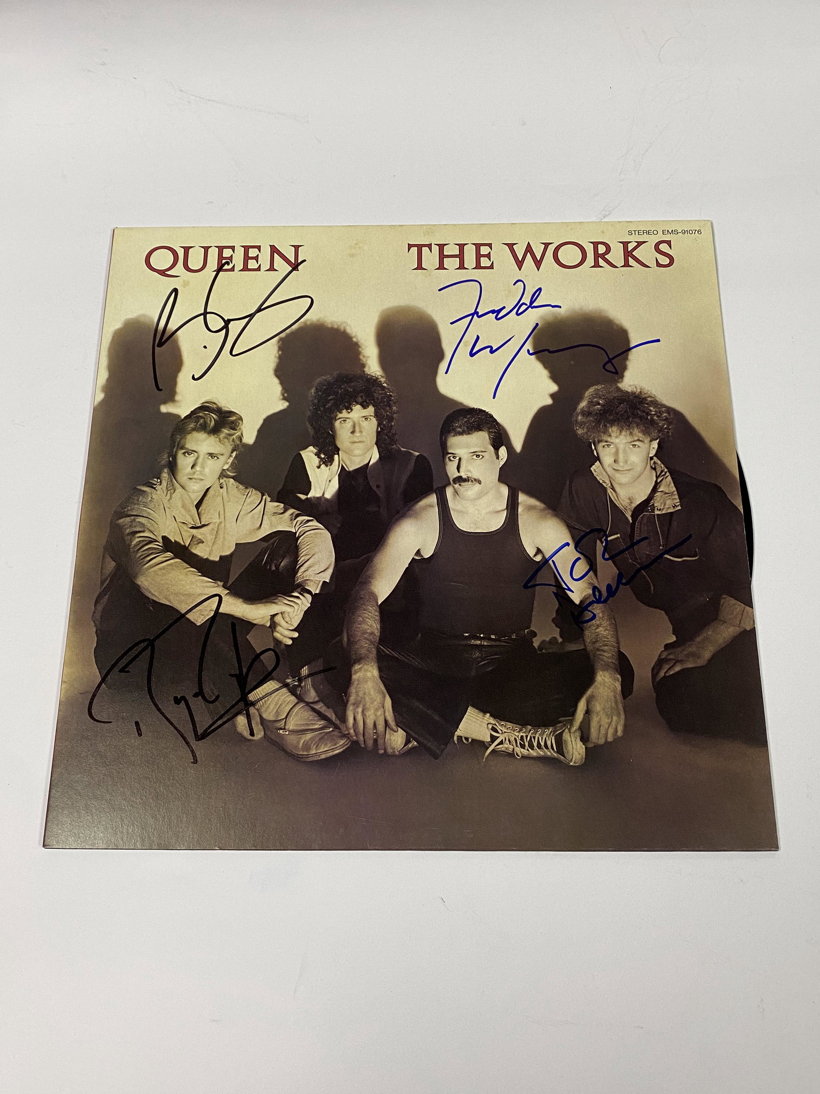 Autograph The Works Vinyl: Category: CollectiblesAutograph: Brian May, Freddie Mercury, Roger Taylor, John Deacon Item Condition: Brand New