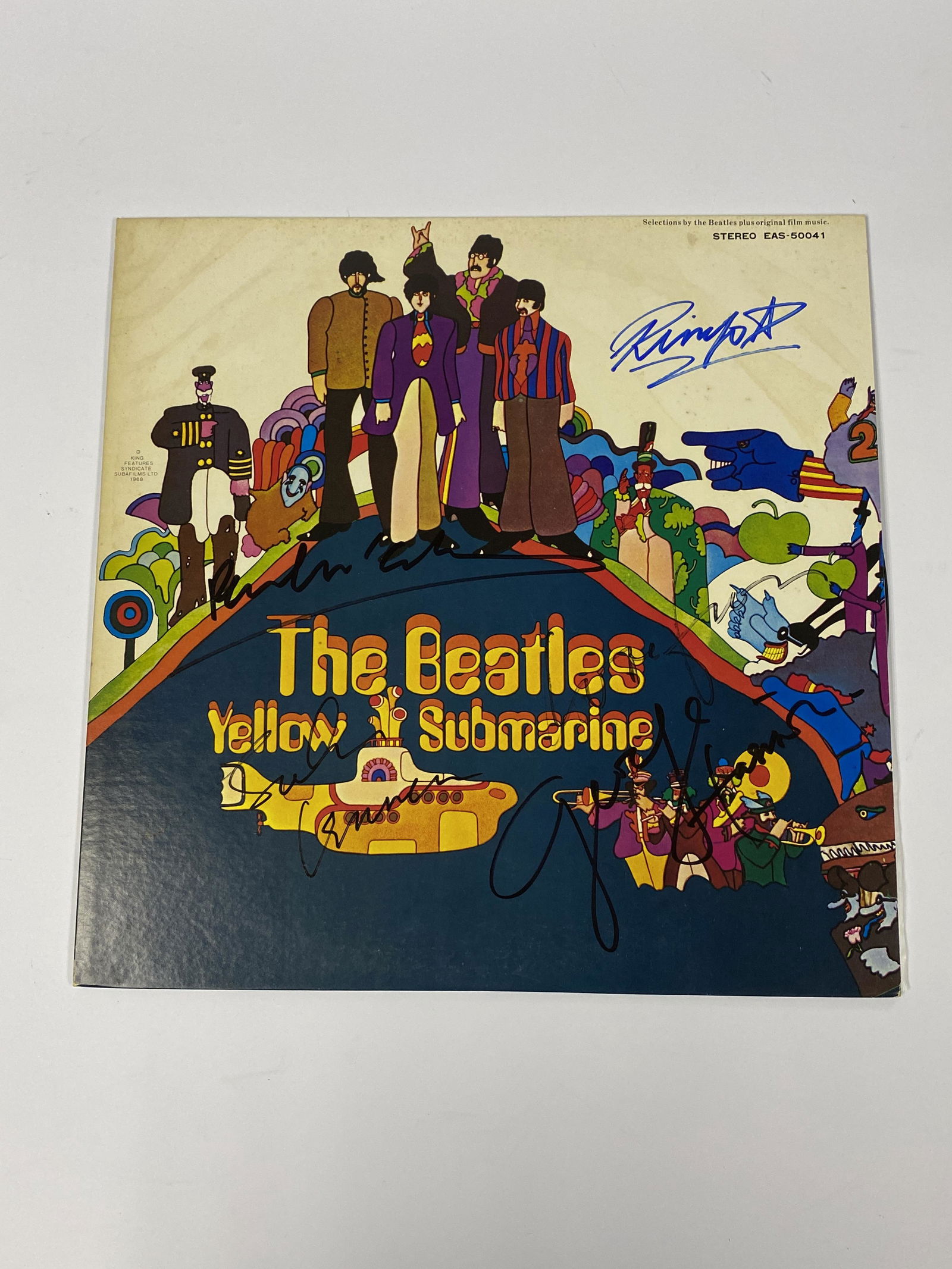 Autograph Yellow Submaarine Vinyl: Category: CollectiblesAutograph: John Lennon, George Harrison, Paul McCartney, Ringo Starr Item Condition: Brand New