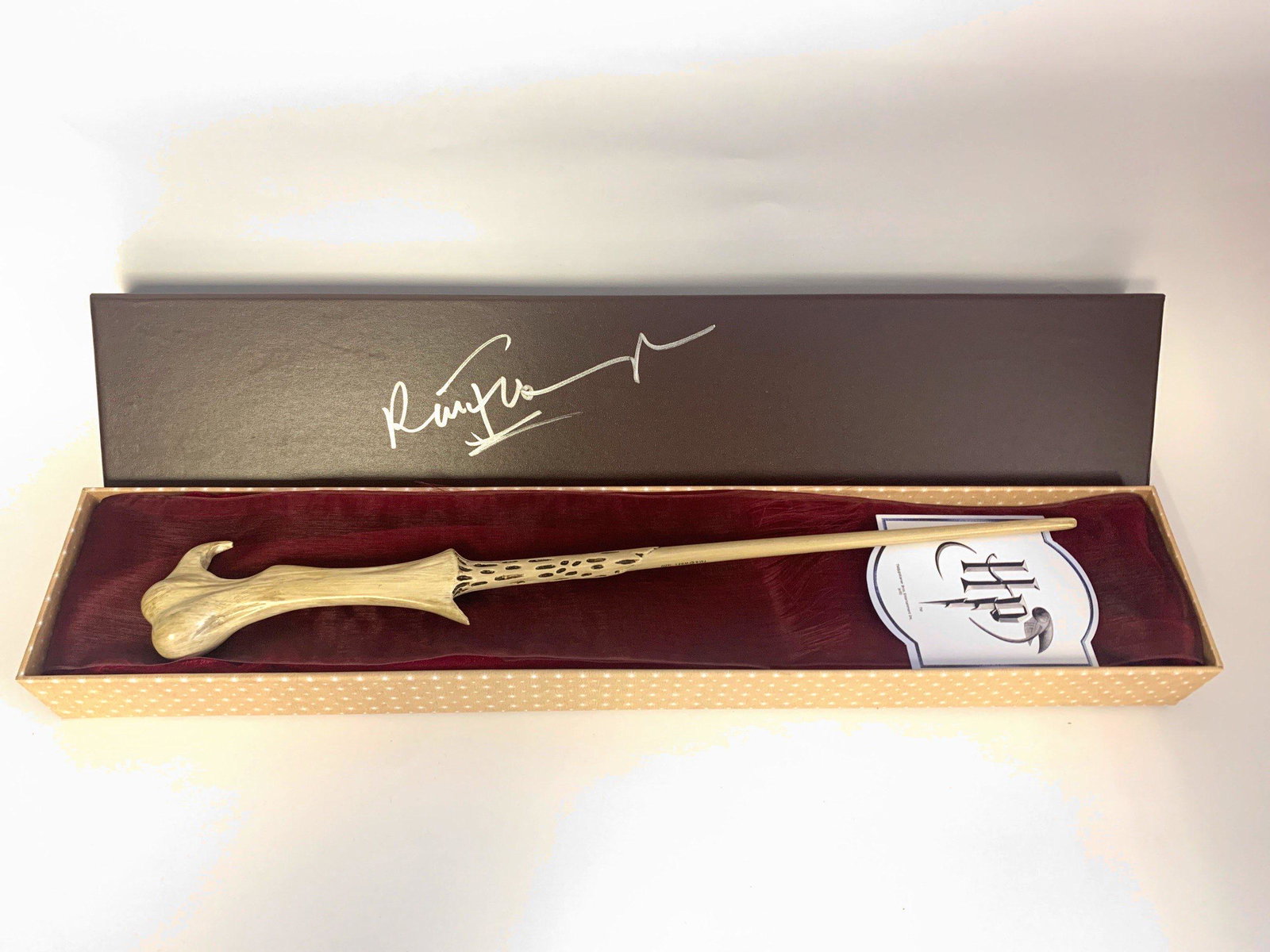 Autograph Harry Potter Wand: Category: CollectiblesAutograph: Ralph Fiennes