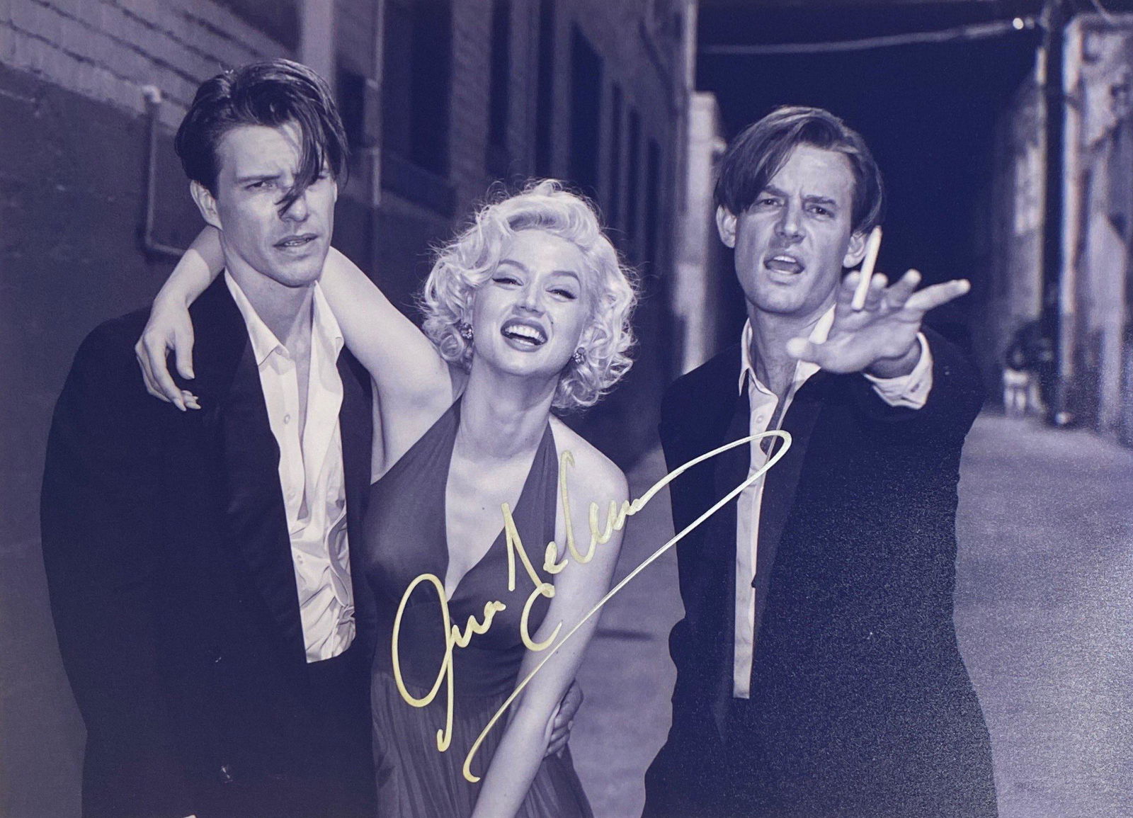 Autograph Blonde Photo: Category: CollectiblesSize: 8 x 10Autograph: Ana de Armas