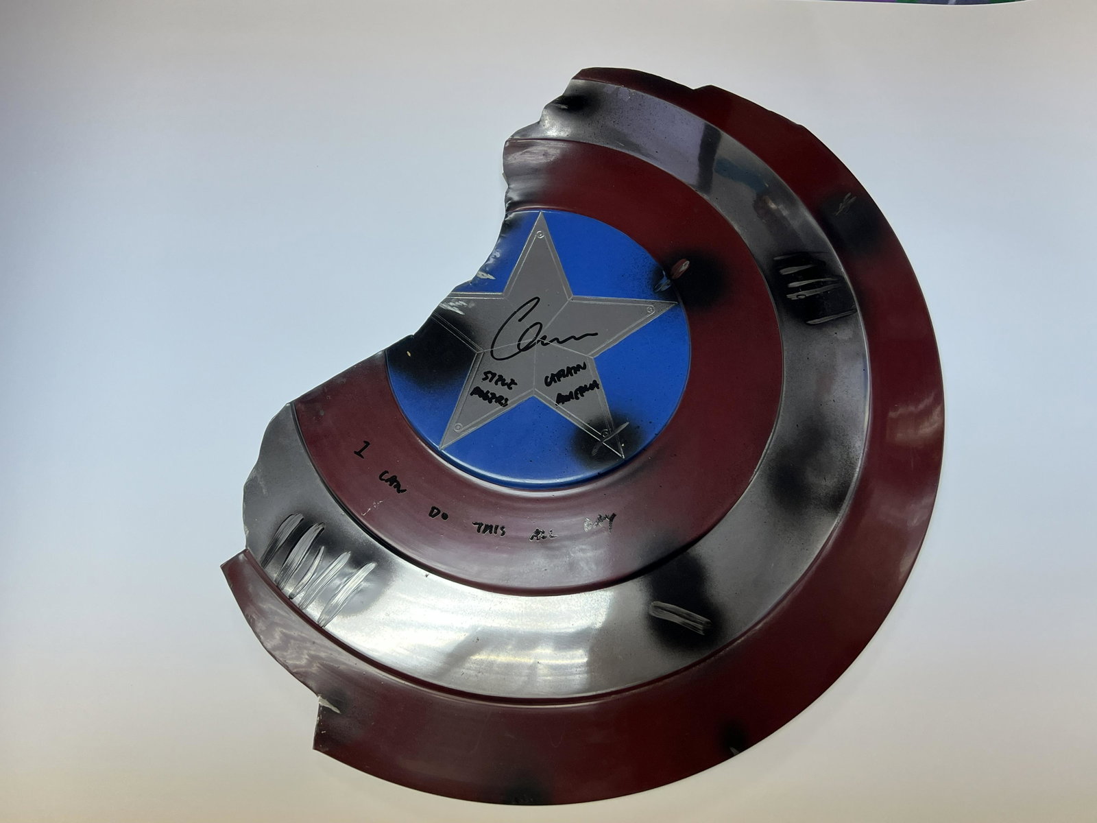 Autograph Captain America Shield: Category: CollectiblesAutograph: Chris Evans Item Condition: Brand New This item is made with metal and heavy, shipping will be high.