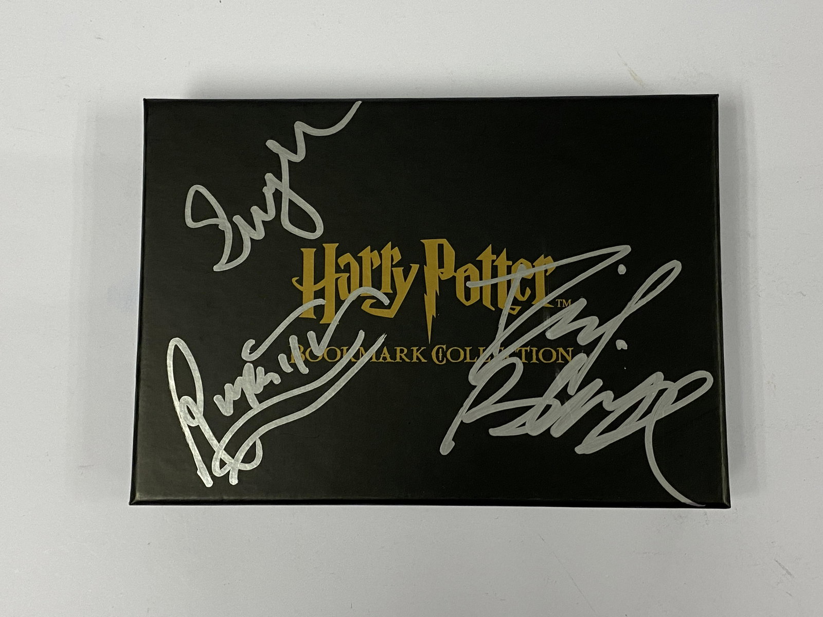 Autograph Harry Potter Pin: Category: CollectiblesAutograph By: Daniel Radcliffe, Emma Watson, Rupert Grint Item Condition: Brand New