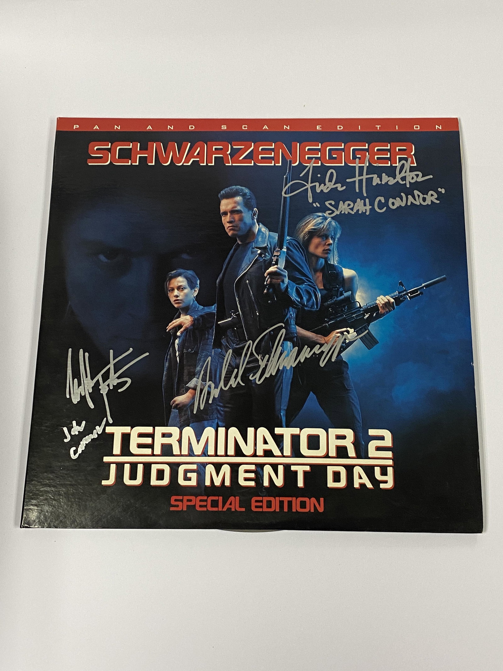 Autograph Terminator 2 Vinyl: Category: CollectiblesAutograph: Arnold Schwarzenegger, Linda Hamilton, Edward Furlong Item Condition: Brand New