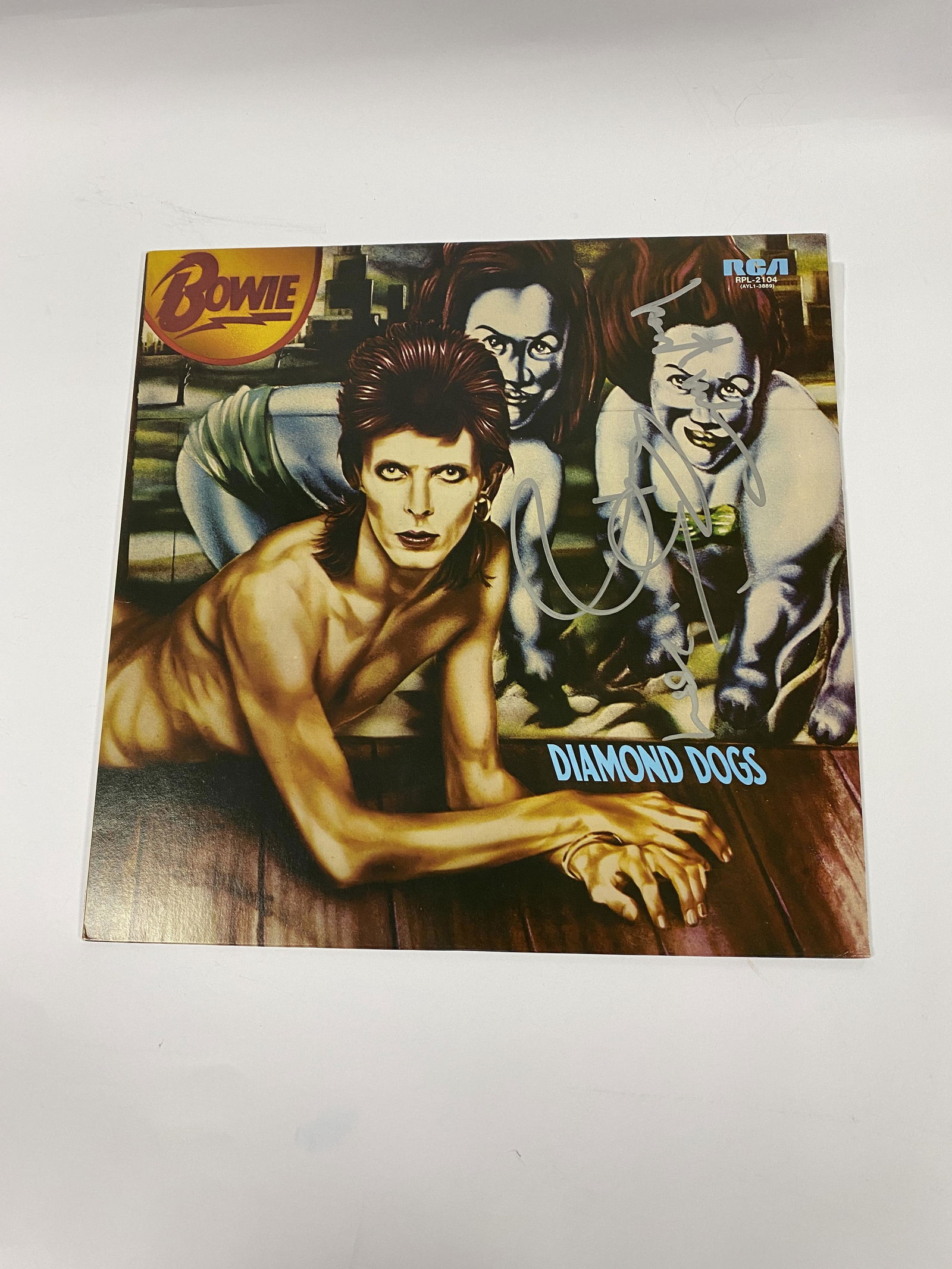 Autograph Diamond Dogs Vinyl: Category: CollectiblesAutograph: David Bowie Item Condition: Brand New